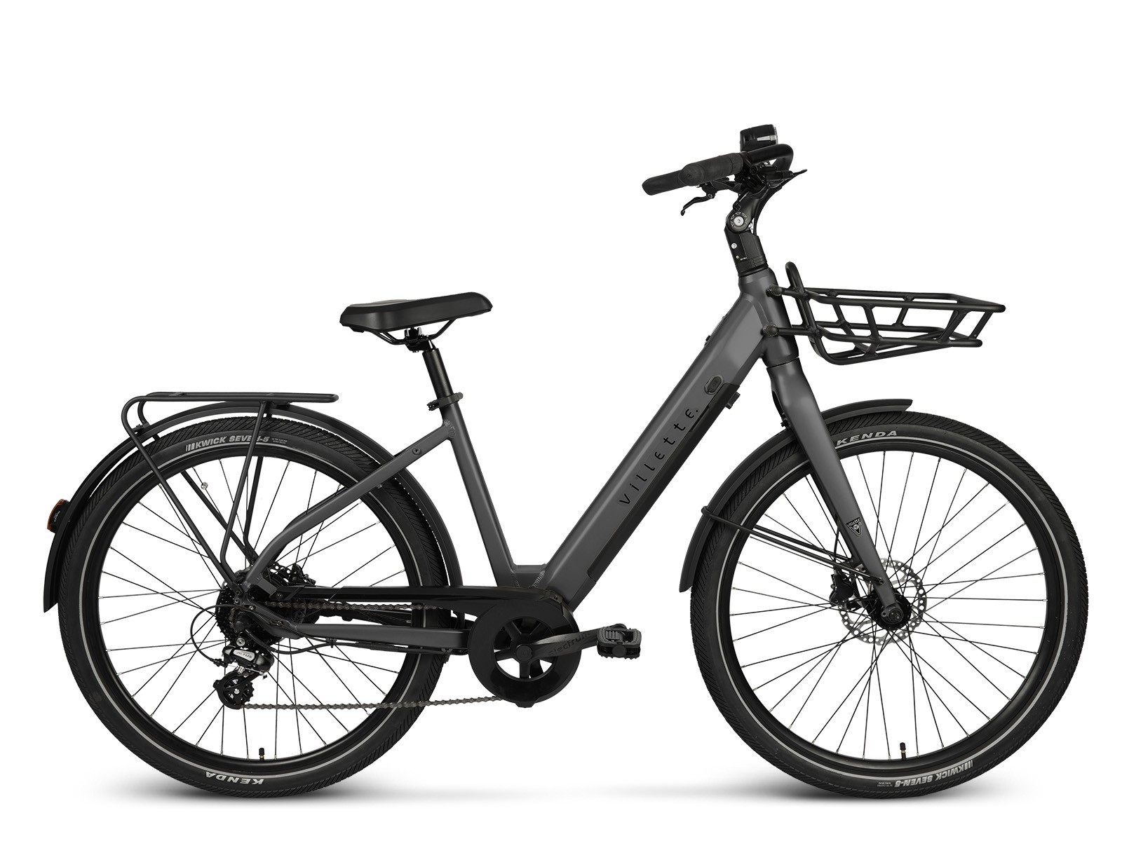 Graues Elektrofahrrad mit Korb. Weißer Hintergrund, Seitenansicht, Fahrrad ist leicht nach rechts geneigt.