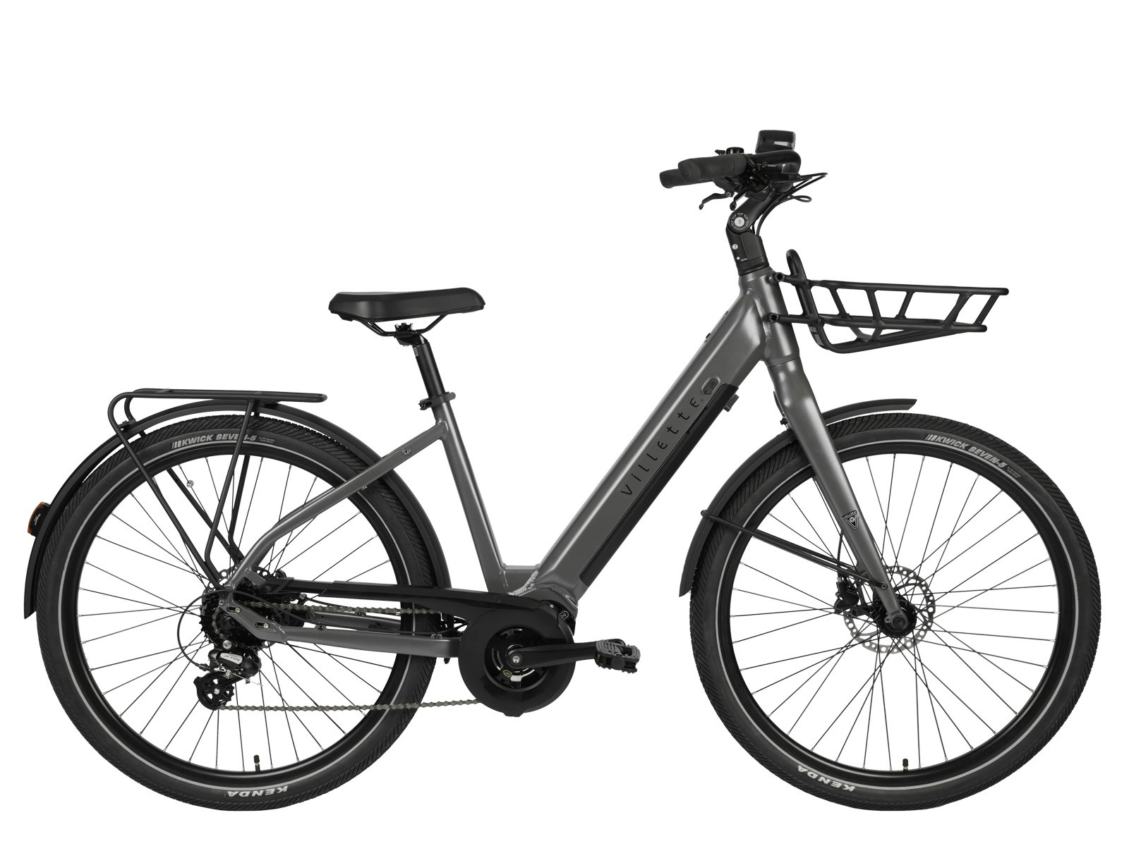 Ein graues Elektrofahrrad mit Korb, Schutzblechen und Gepäckträger auf weißem Hintergrund.