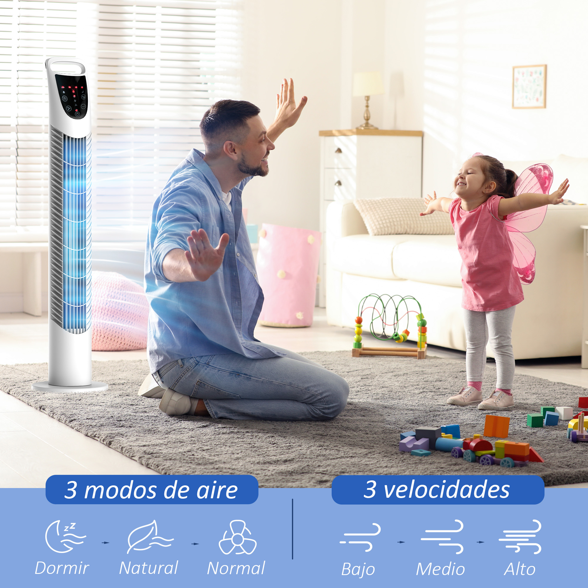 Un hombre y una niña con alas de hada interactúan cerca de un ventilador. Juguetes esparcidos en la alfombra.