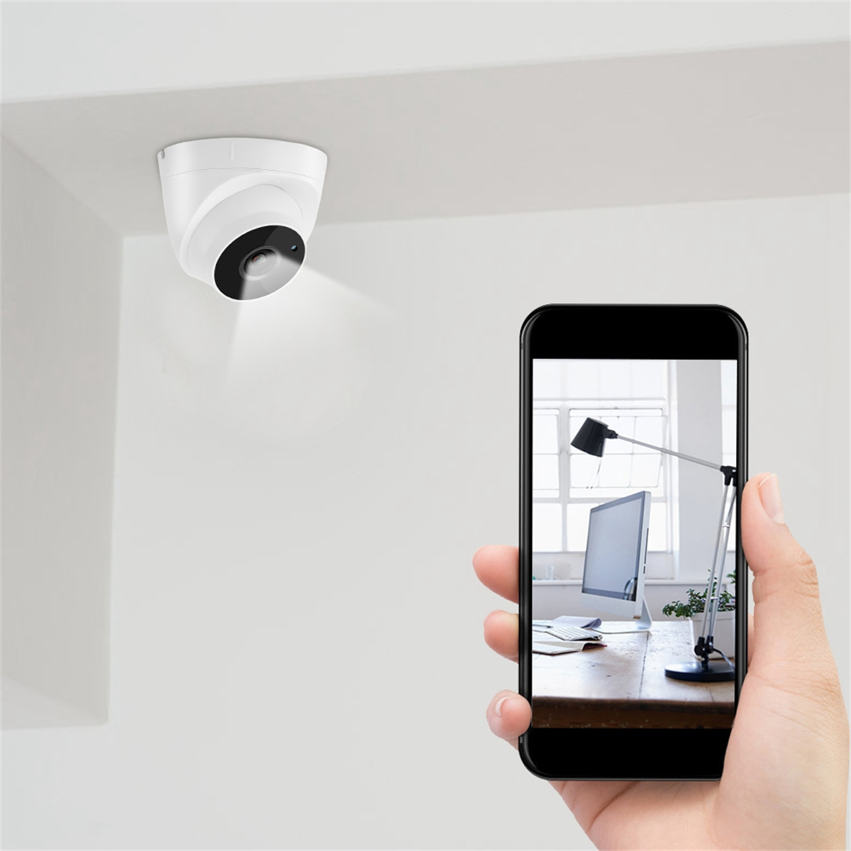 Weiße Deckenkamera, die Licht projiziert, und ein Telefon, das den Innenraum zeigt.
