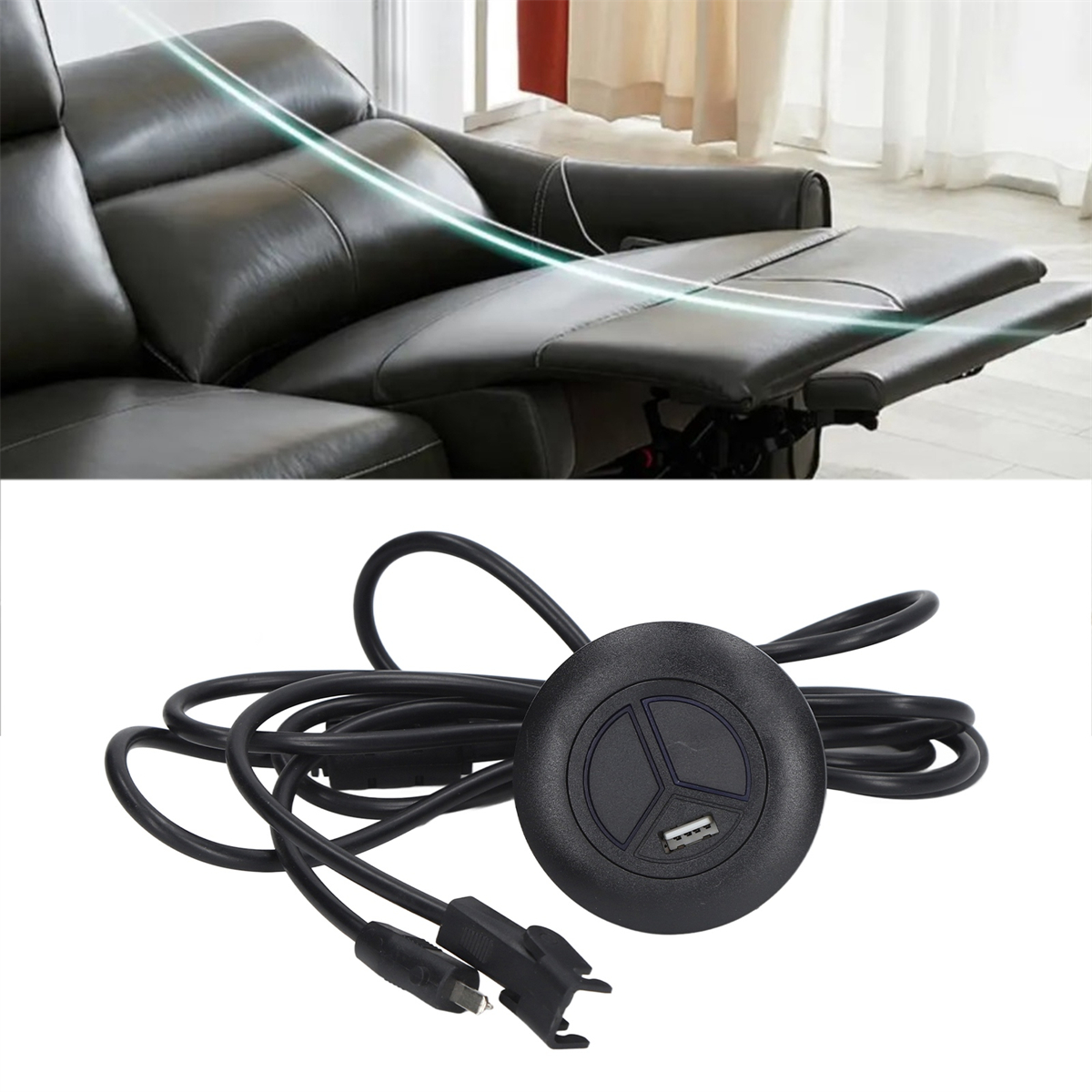 Schwarze Steuerung mit USB-Anschluss und Kabel, im Hintergrund schwarzes Ledersofa.