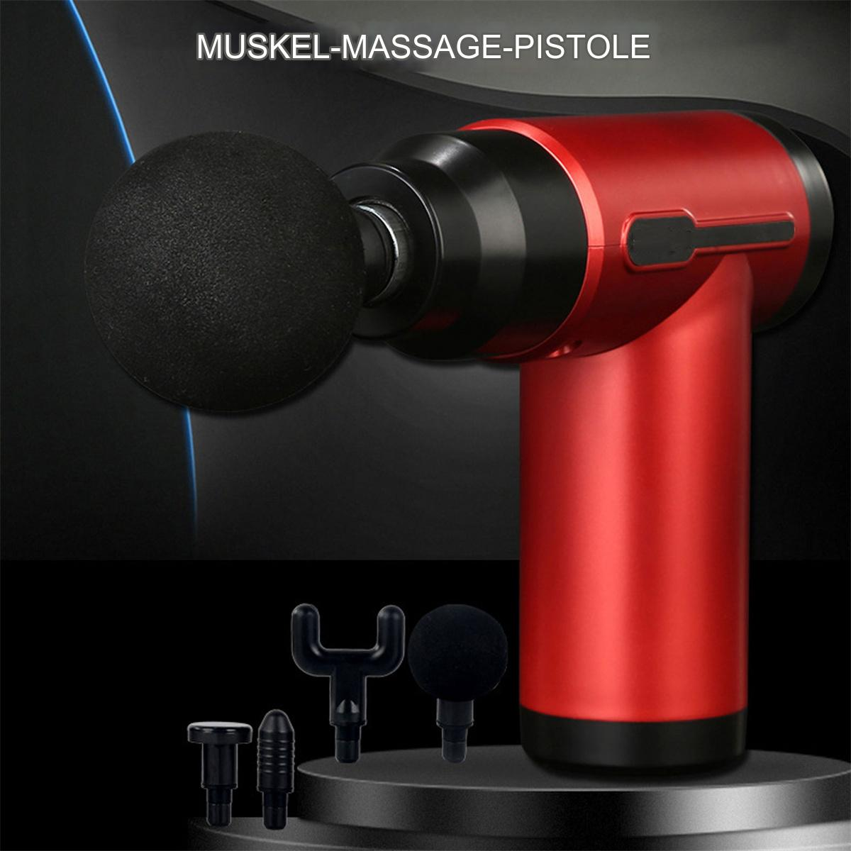Rote Massagepistole mit schwarzen Akzenten und mehreren Aufsätzen auf einem Ständer.