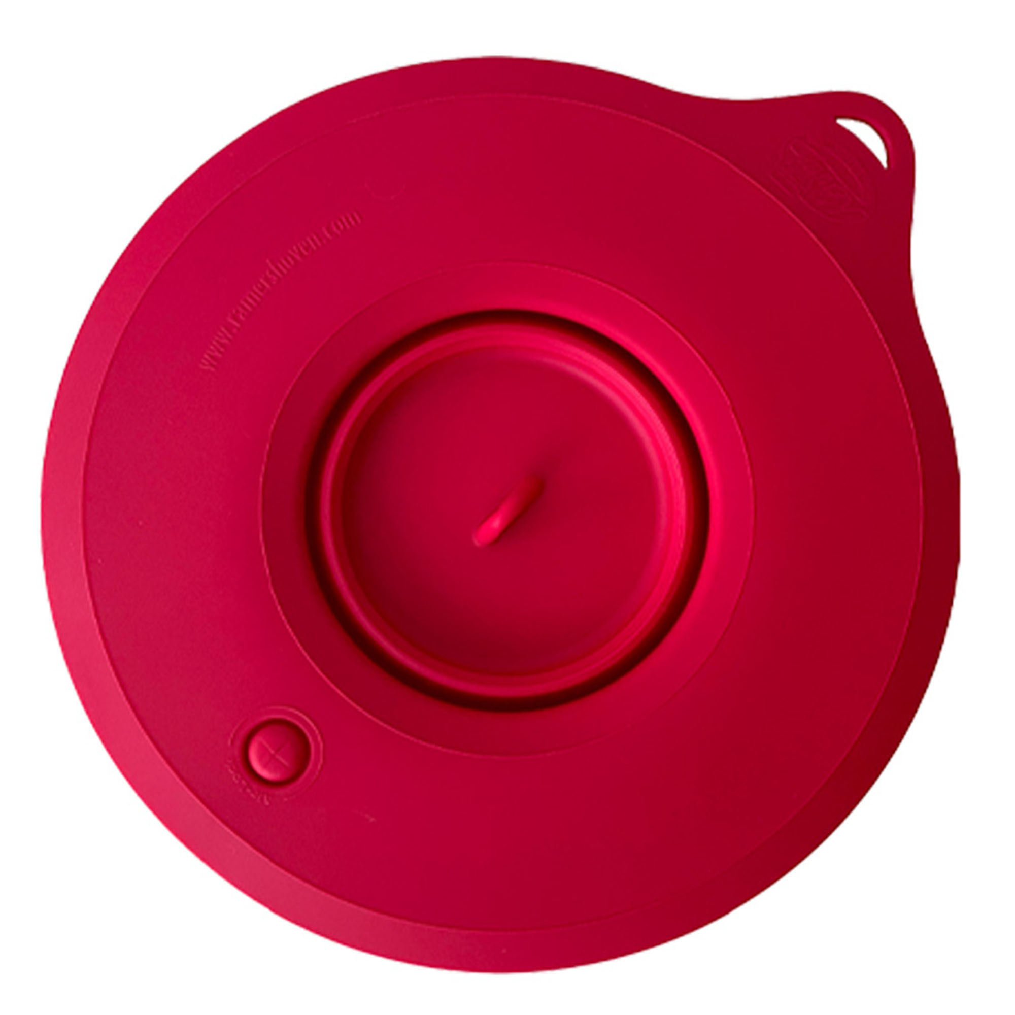 Roter Silikondeckel mit einem zentralen Kreis, Knopf und kleinem Griff. Text sichtbar.