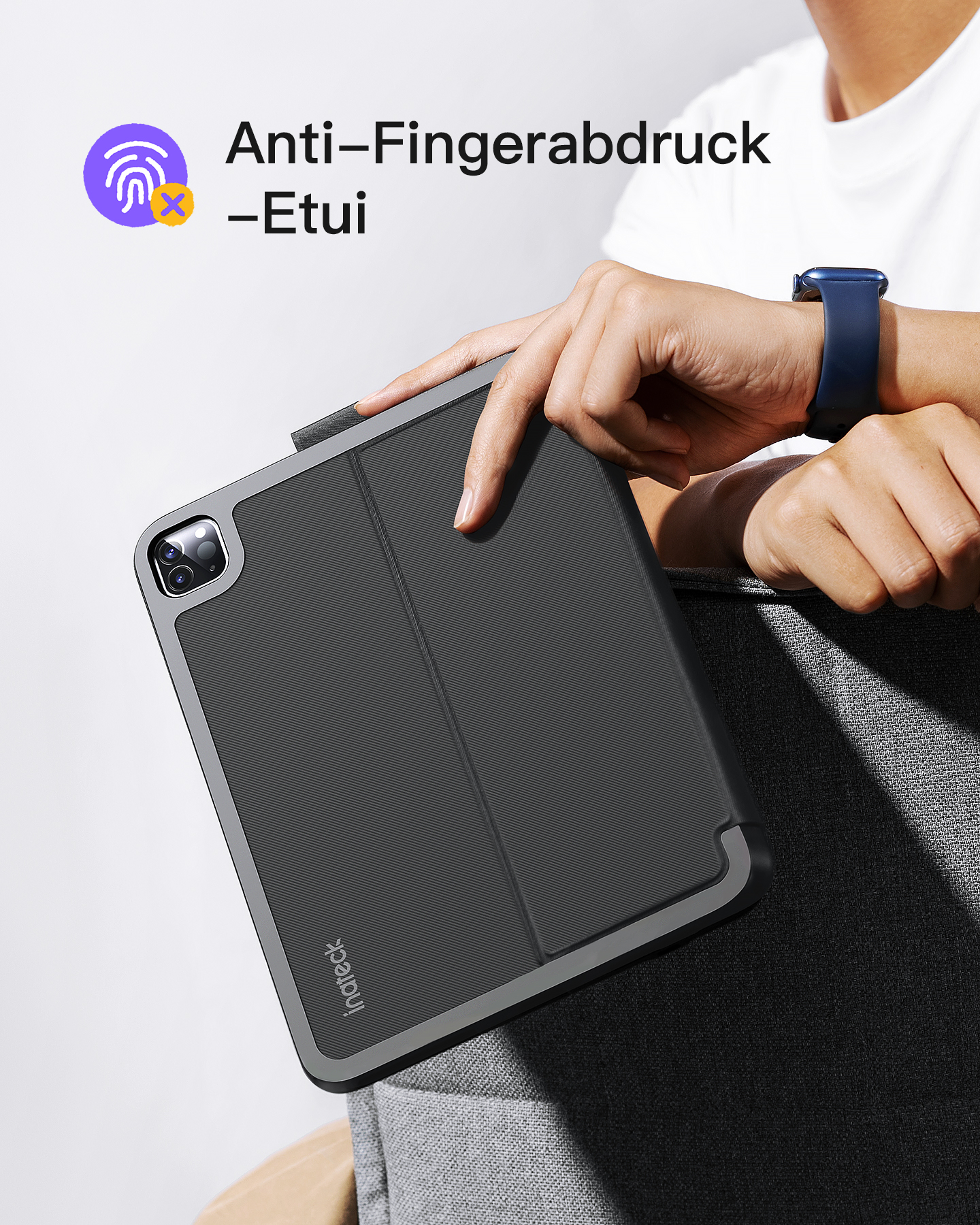Eine Person hält ein Tablet in einer Hülle. Text weist auf Anti-Fingerabdruck hin.