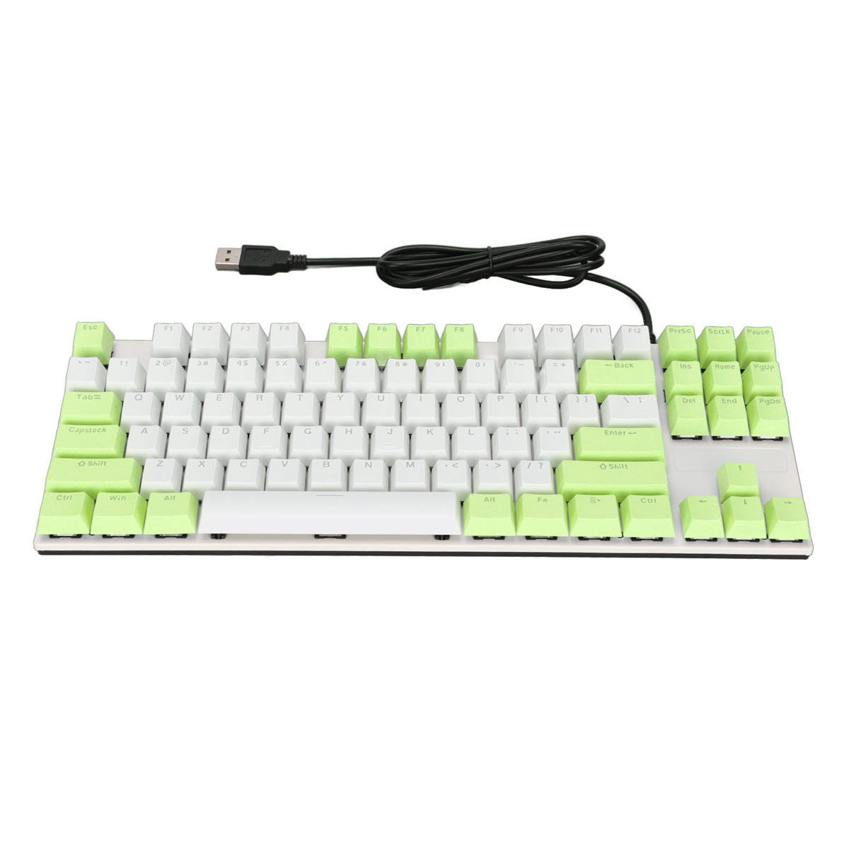 Eine weiße Tastatur mit grünen Tasten. Ein USB-Kabel ist eingesteckt. Weißer Hintergrund.