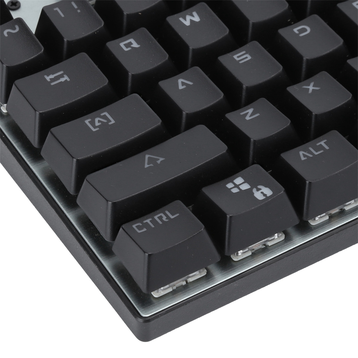 Nahaufnahme einer schwarzen Tastatur mit schwarzen Tasten. Die Tasten sind mit Buchstaben und Symbolen beschriftet.