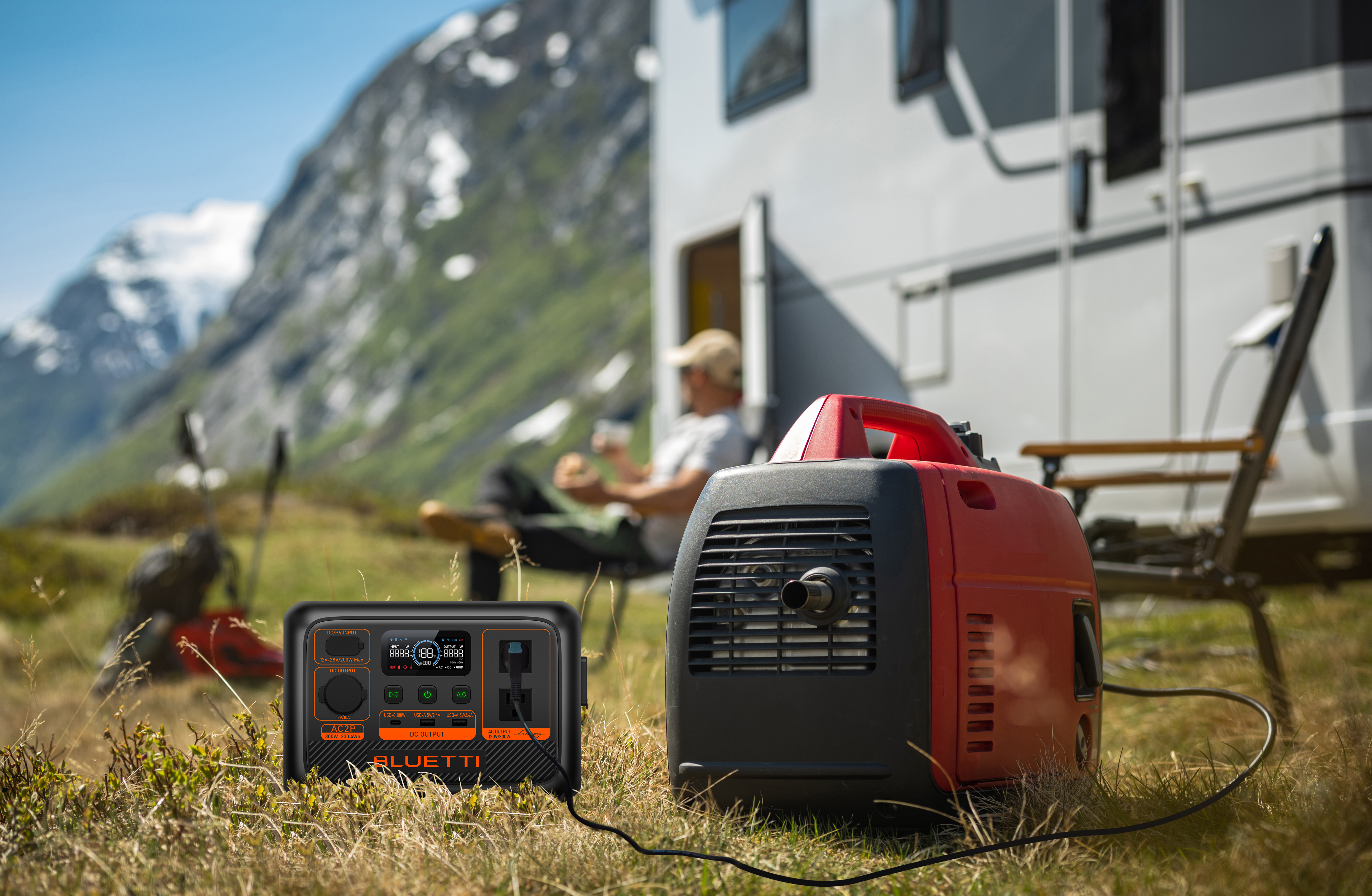 Mężczyzna siedzący w pobliżu przenośnej stacji zasilania i innego generatora prądu w górskim krajobrazie.