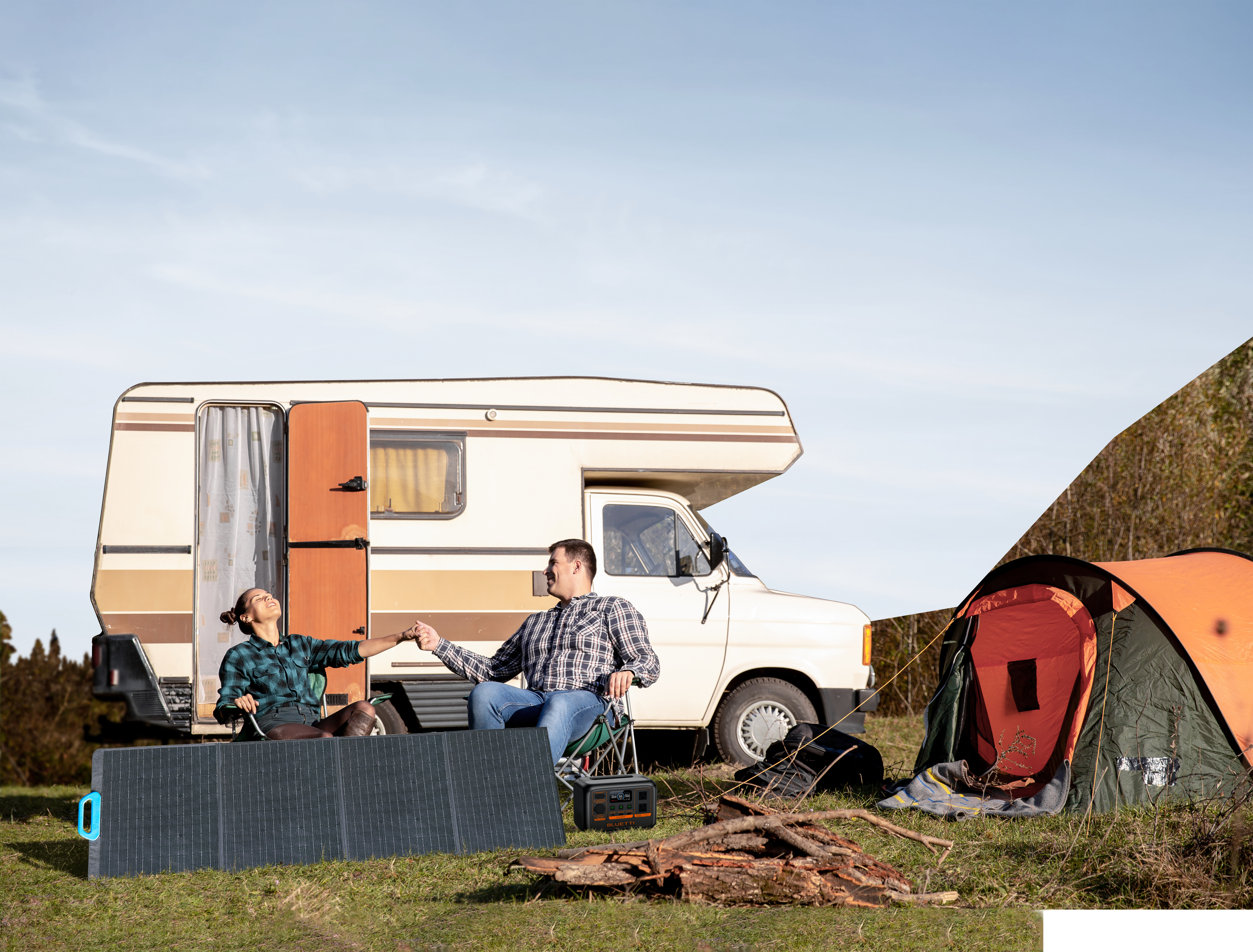 Czarna i szara elektrownia stoi na wydmie. Ma przyciski, porty i napis BLUETTI.