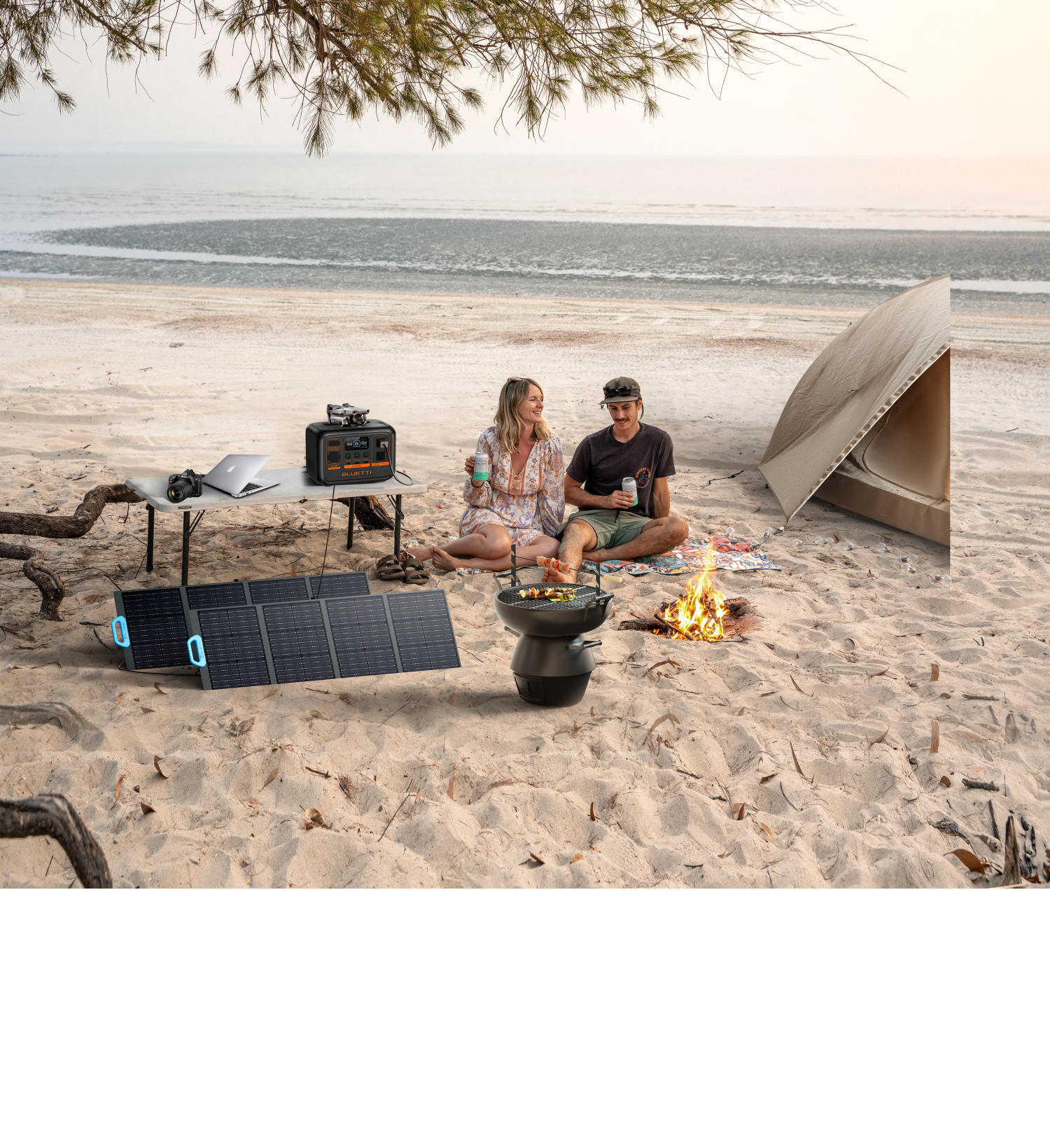 Ludzie na kempingu na plaży: stół z technologią, panele słoneczne, grill, namiot, ogień i morze w tle.