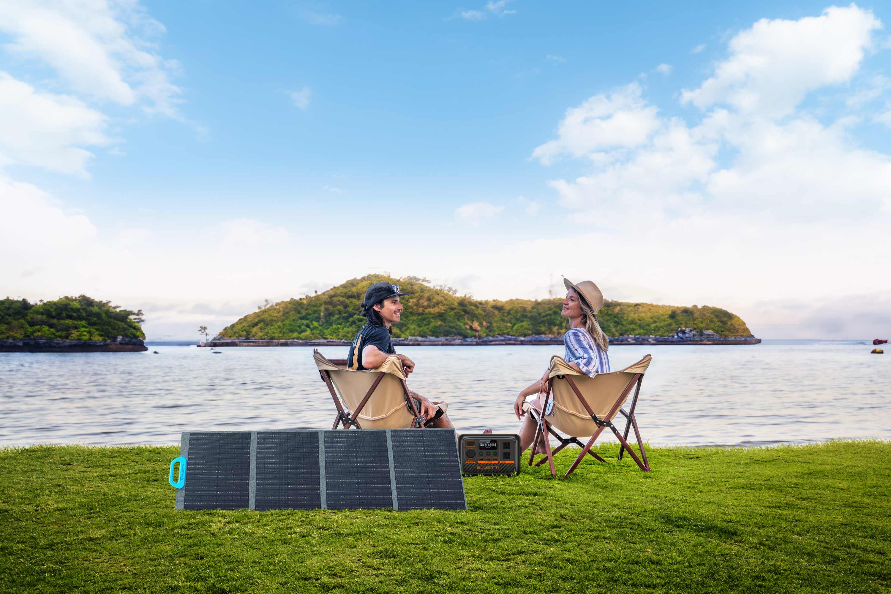 Dwie osoby relaksują się na krzesłach kempingowych nad jeziorem. Panel słoneczny i stacja zasilania.