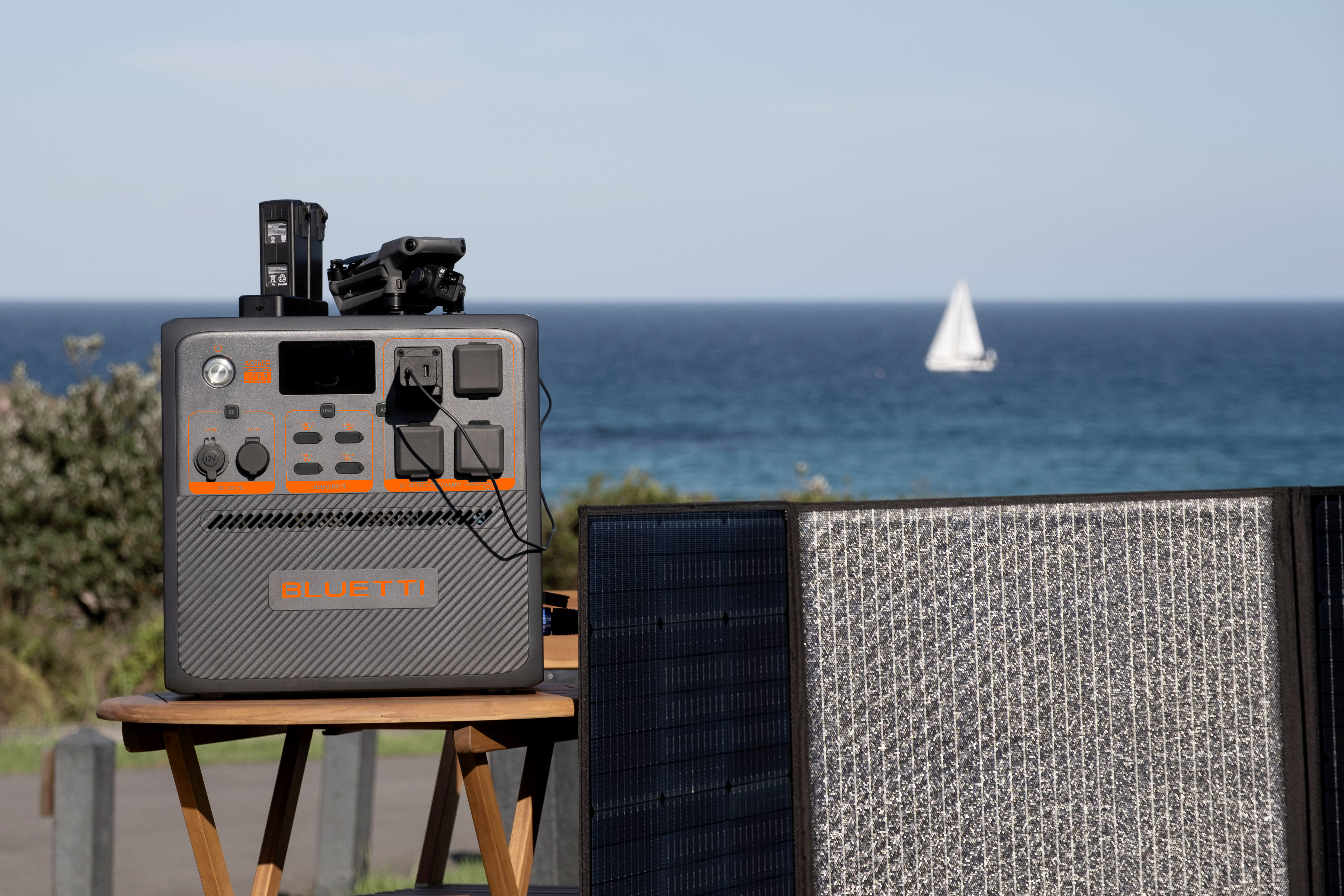 Przenośna elektrownia, panel słoneczny i łódź na morzu, słoneczny dzień.