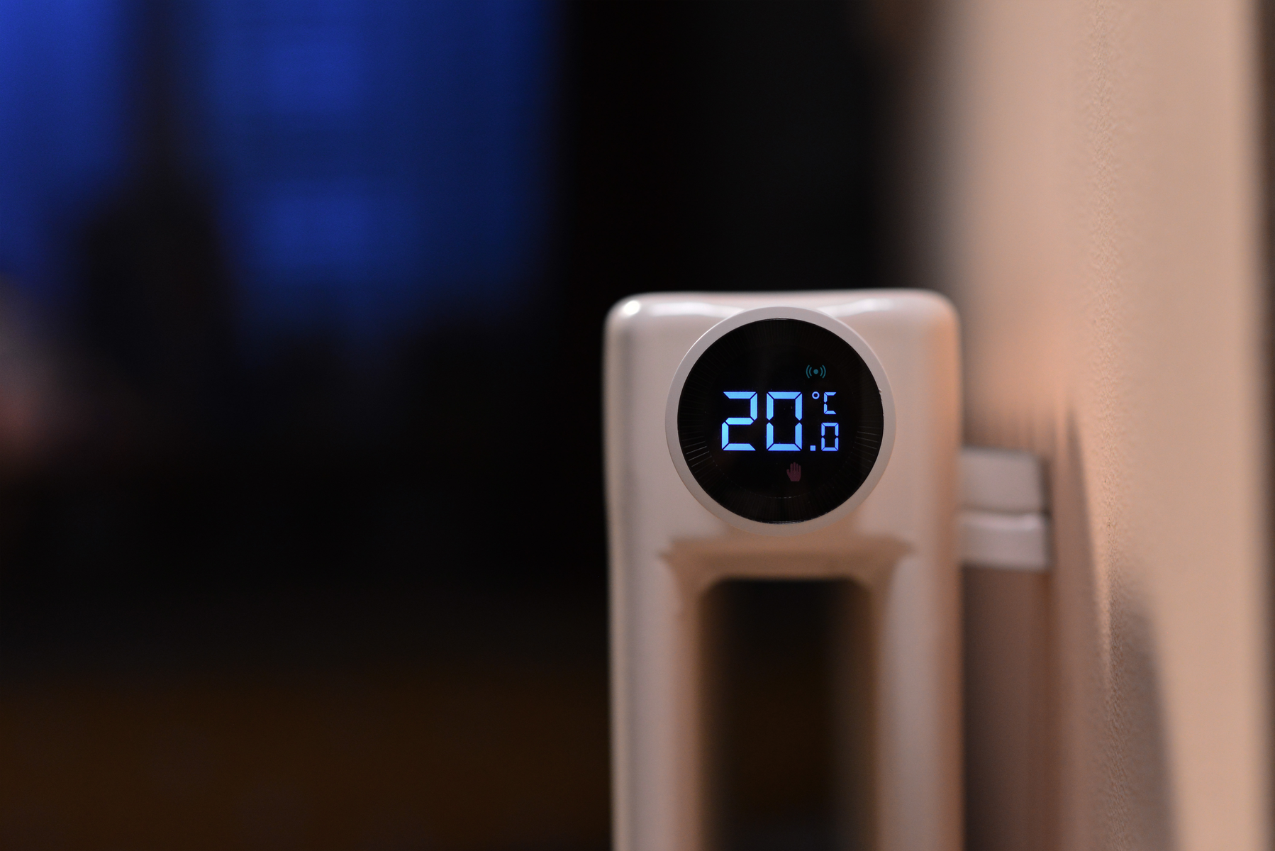 Ein digitales Display, das die Temperatur anzeigt. Das Display ist weiß mit blauen Ziffern.