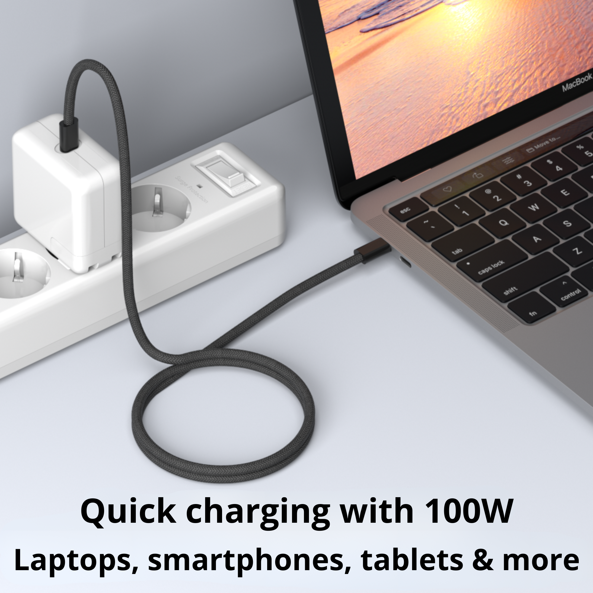 Un ordinateur portable connecté à une multiprise avec un câble de chargement. Le texte mentionne une charge rapide à 100W.