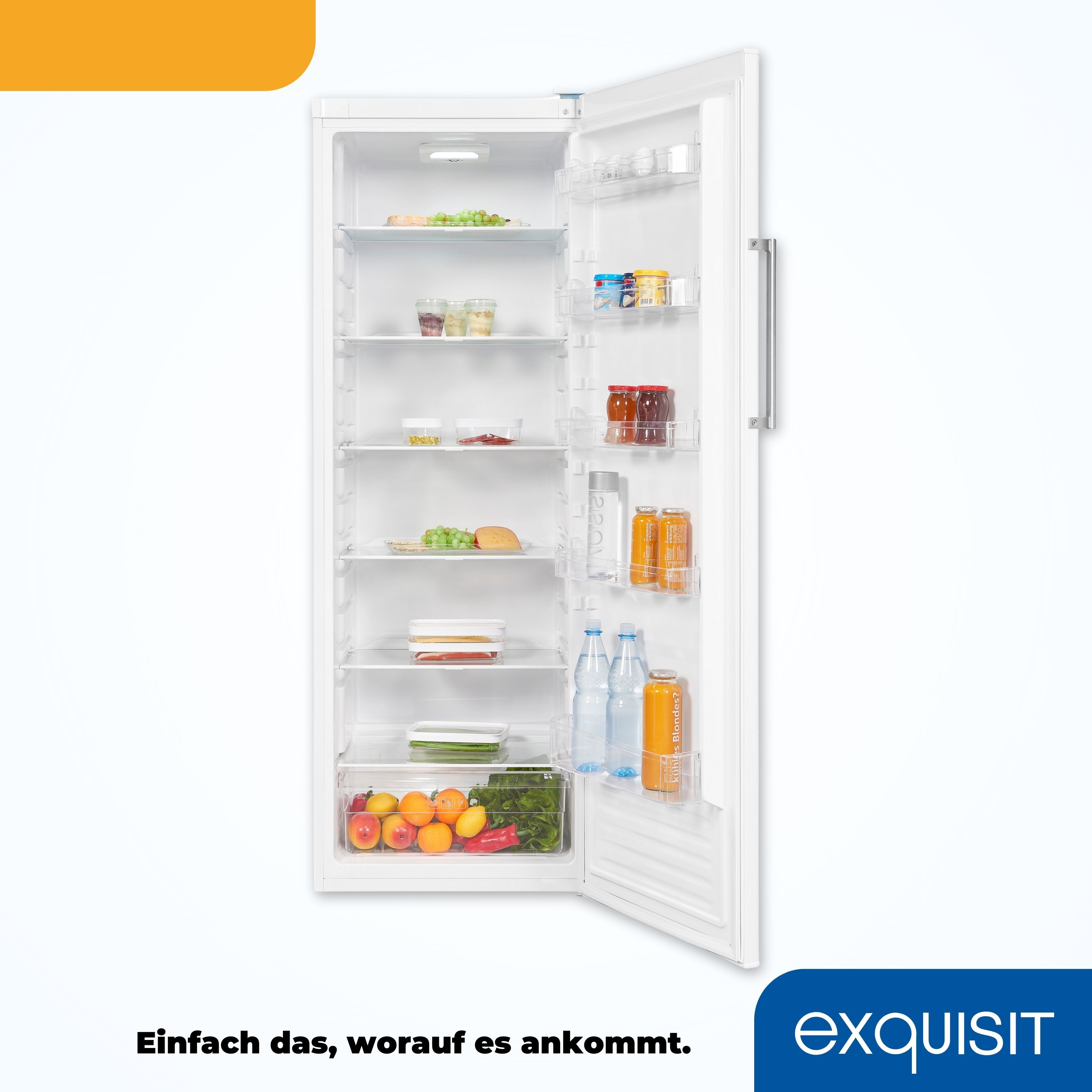 Weißer Kühlschrank mit geöffneter Tür. Innen Regale mit Lebensmitteln und ein Schild unten.