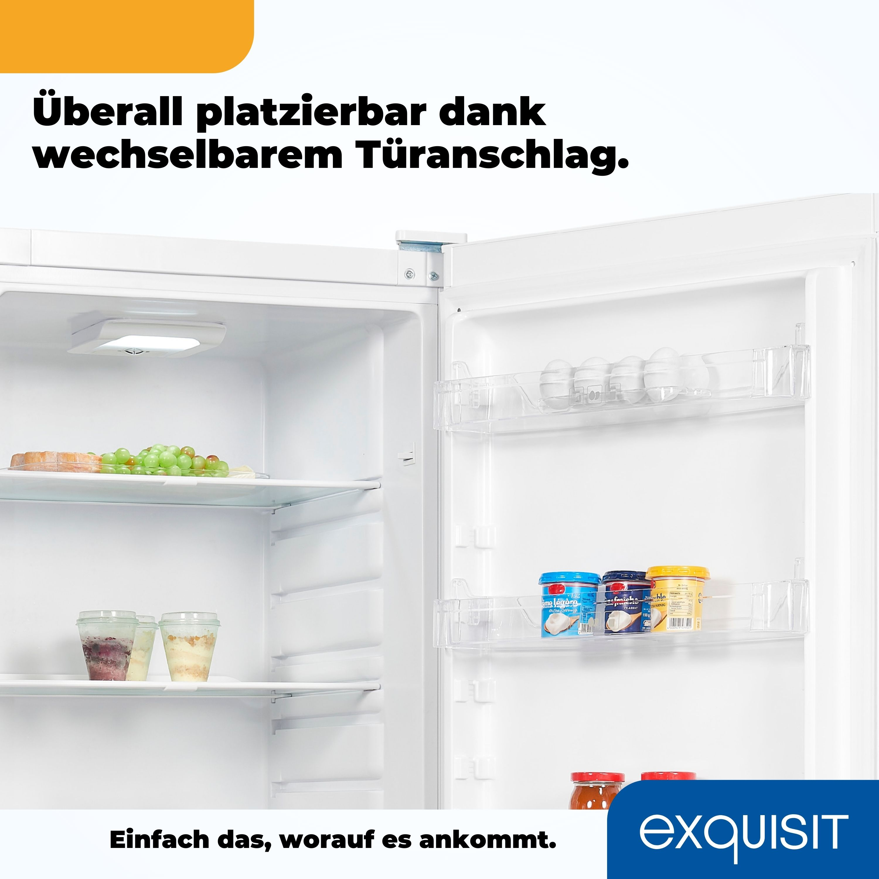 Weißer Kühlschrank mit geöffneter Tür, zeigt Regale mit Lebensmitteln. Text auf Deutsch.
