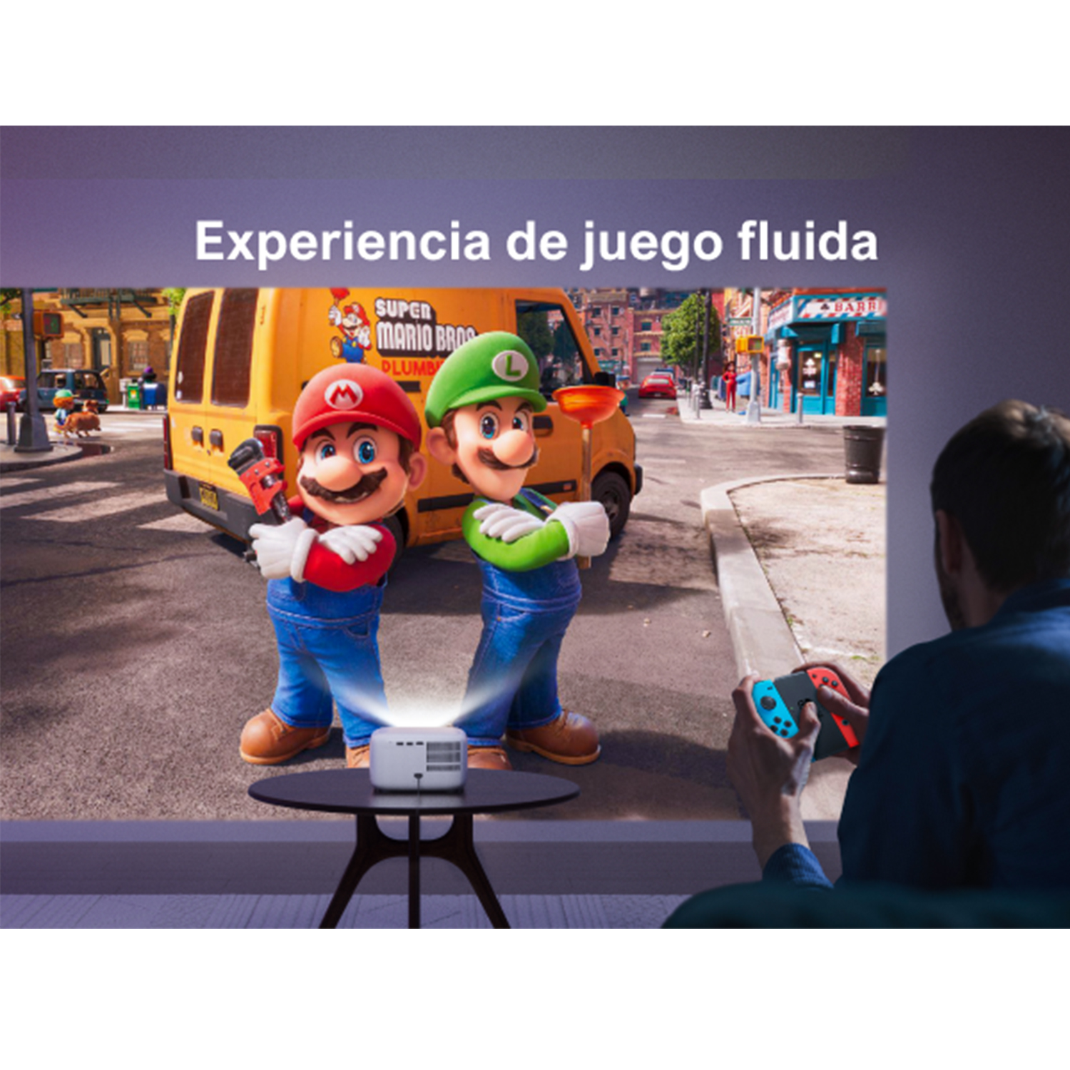Un hombre juega con un mando, mirando una imagen proyectada de Mario y Luigi.