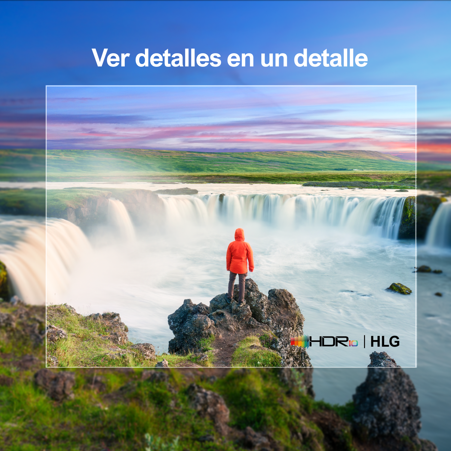 Paisaje escénico: Persona de pie en una roca mirando una cascada.