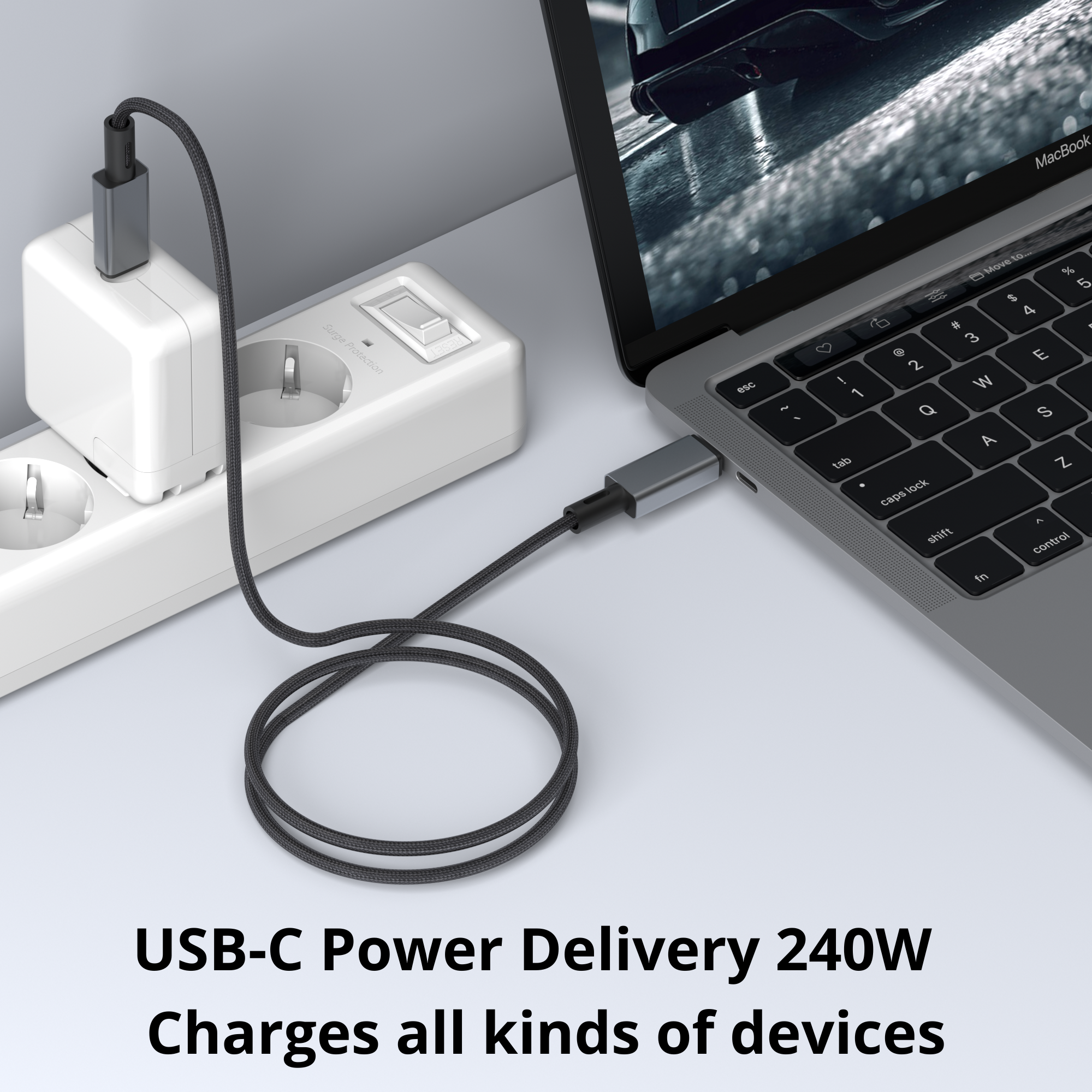 Laptop verbonden met een voedingsadapter via een USB-C-kabel. Een stekkerdoos is aangesloten.