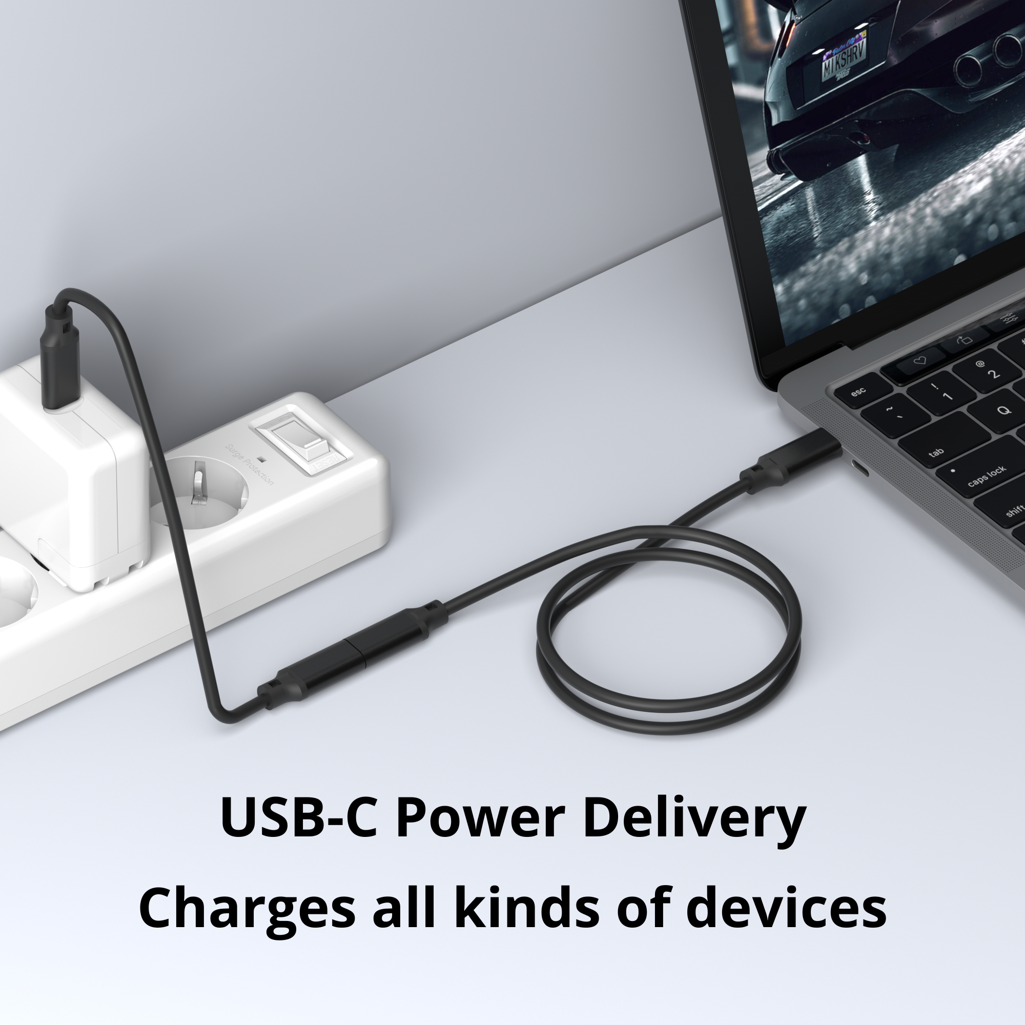 Laptop wordt opgeladen met een zwarte USB-C-kabel aangesloten op een stopcontact.