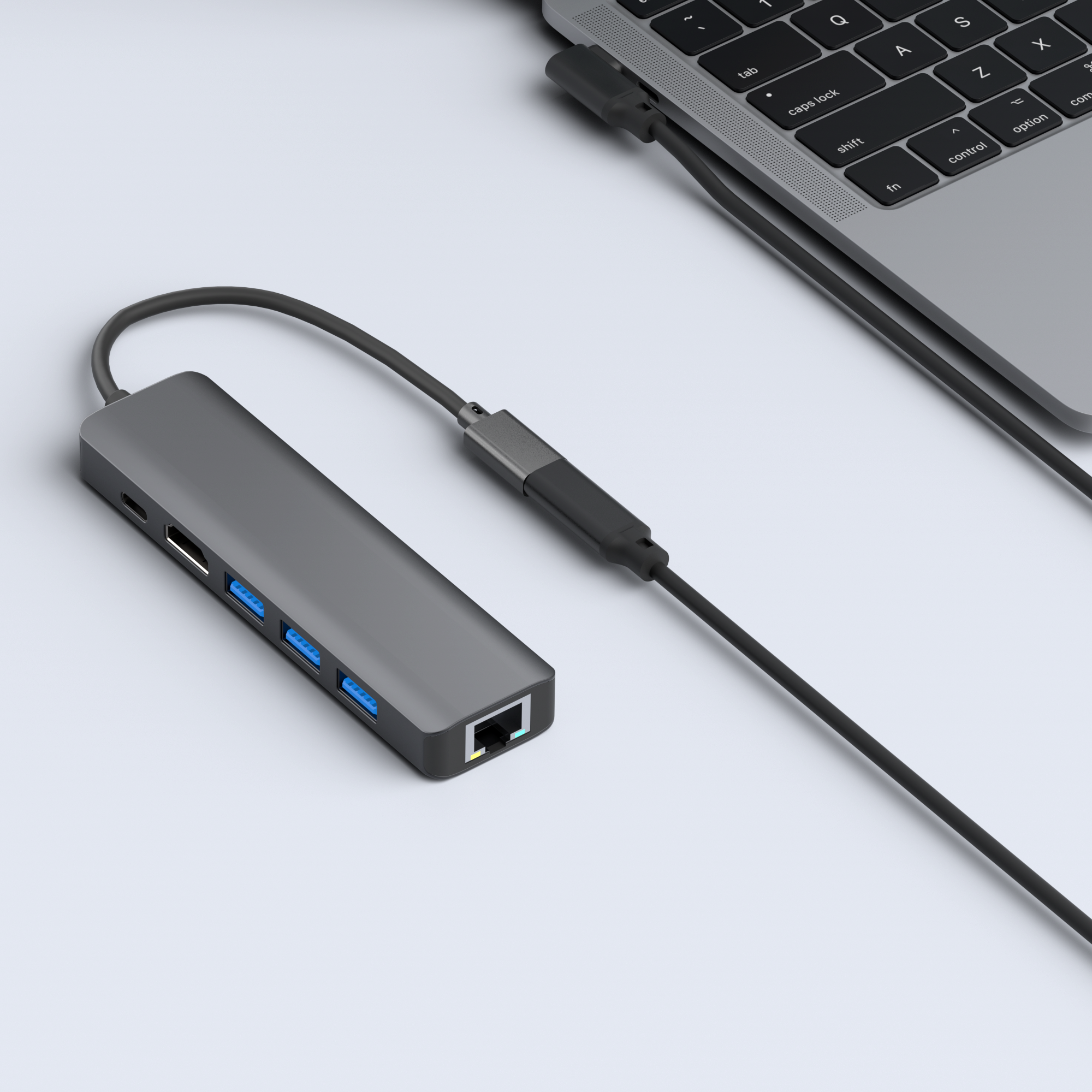 Een grijze multi-poort adapter aangesloten op een laptop. Het heeft meerdere poorten en een USB-C-connector.