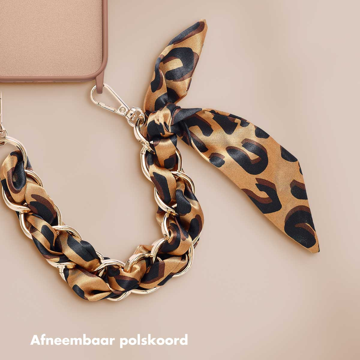 Una custodia per telefono con cinturino leopardato. Testo: "Afneembaar polskoord" significa "laccetto da polso rimovibile".