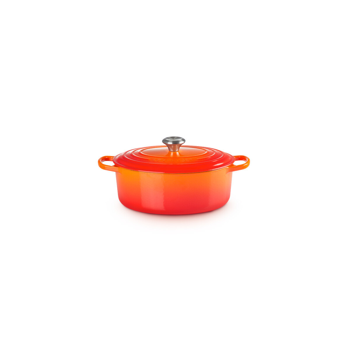 Olla naranja con tapa. La olla es redonda. Está sobre un fondo blanco.