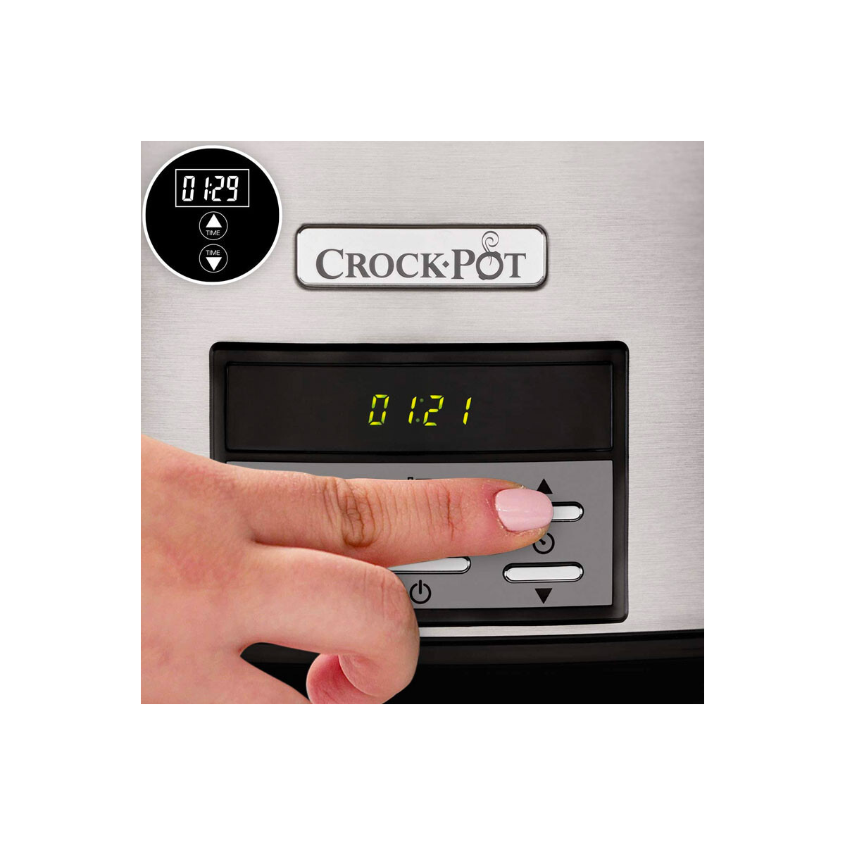 Ręka naciskająca przycisk na Crock-Pot. Ekran pokazuje timer, urządzenie jest srebrne.