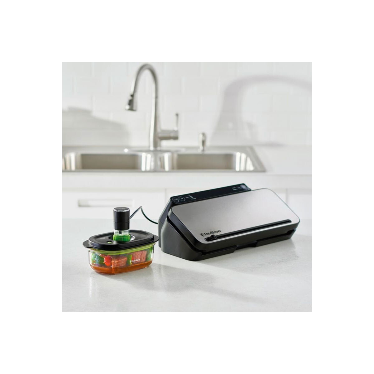Sigillatrice sottovuoto FoodSaver con verdure in un contenitore.