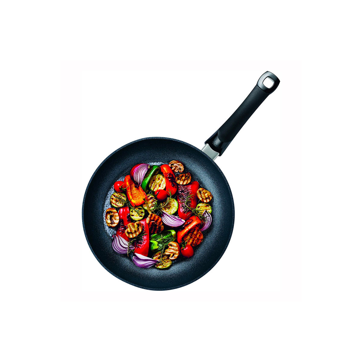 Una padella piena di verdure cotte: peperoni rossi, cipolle, pomodori e zucchine. Lo sfondo è bianco.
