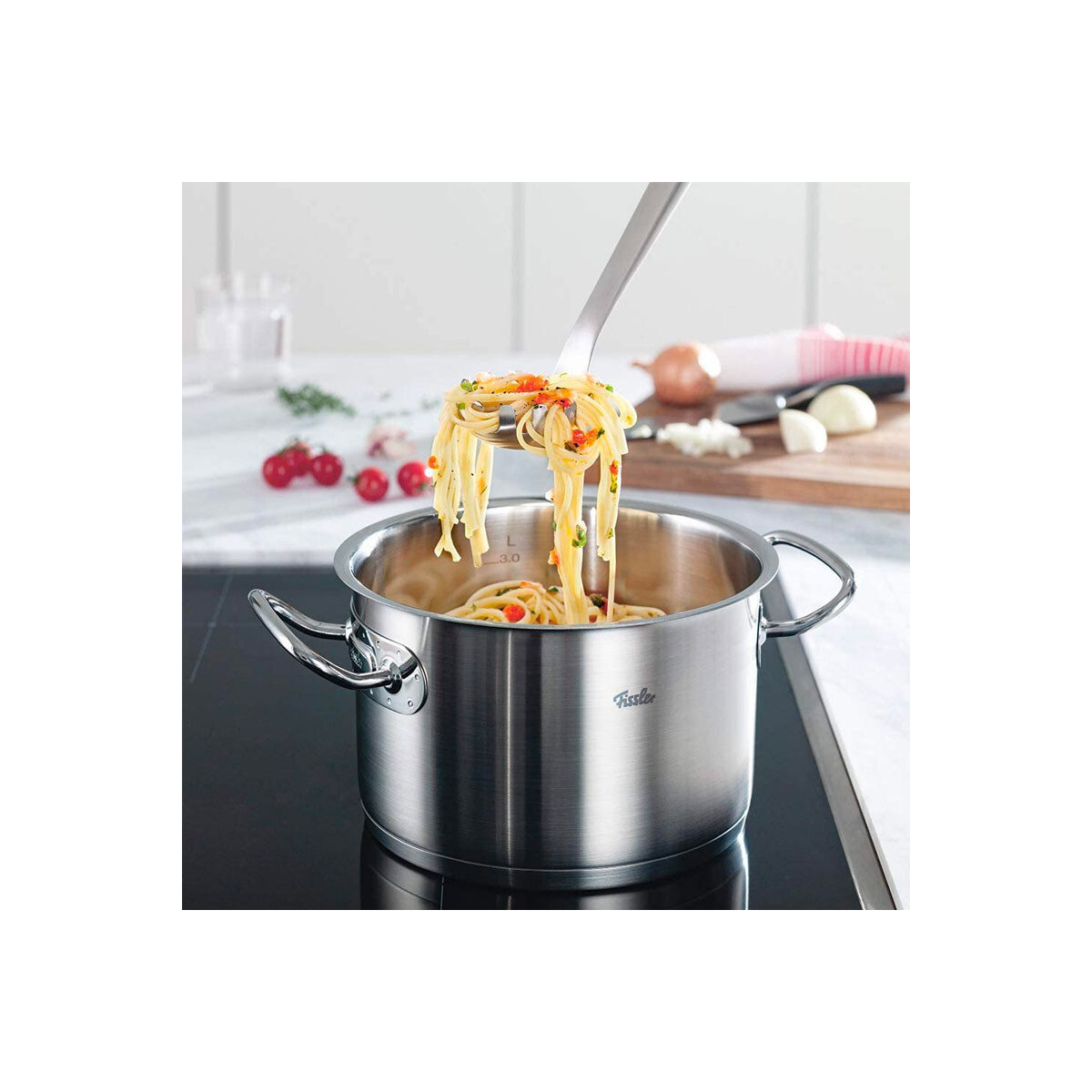 Brązowe krzesło wiklinowe z białą poduszką. Widok z góry, na białym tle.