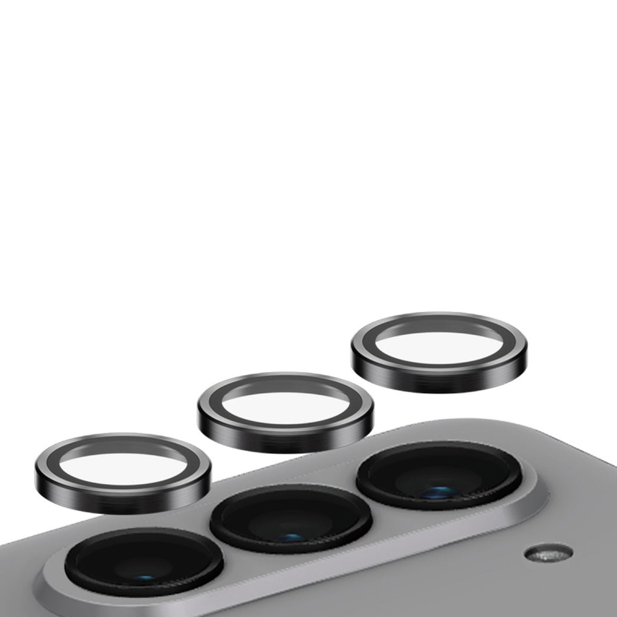 Üç adet telefon kamera lens koruyucusu, telefon kamera lenslerinin üzerindedir.