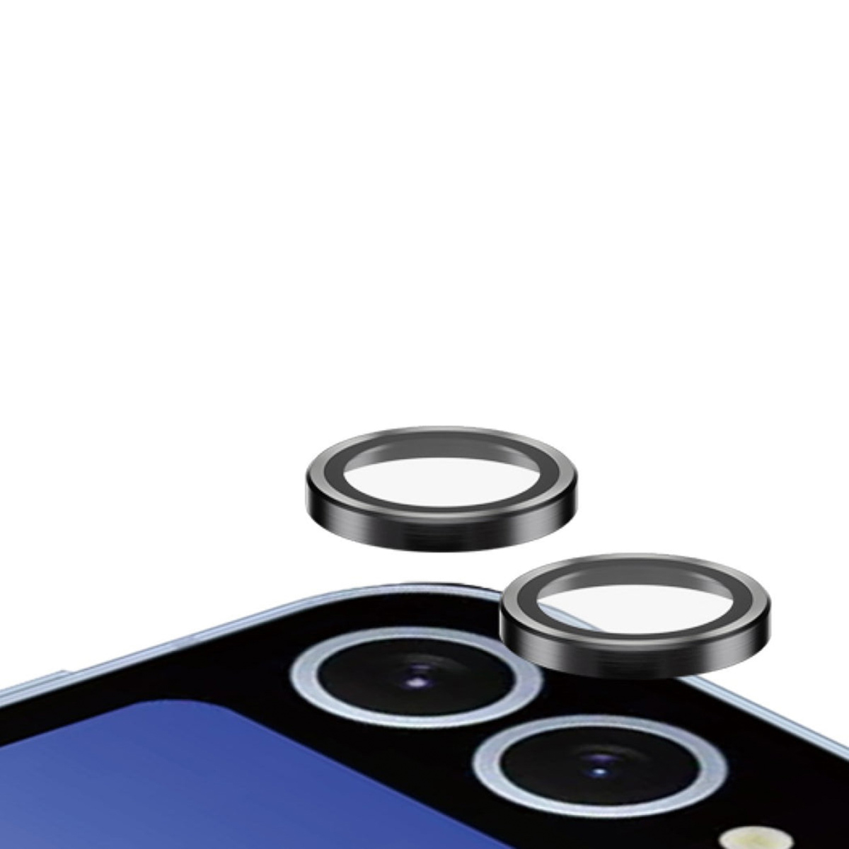 Primo piano di due protezioni per lenti della fotocamera nere, sopra un telefono. Sfondo bianco.
