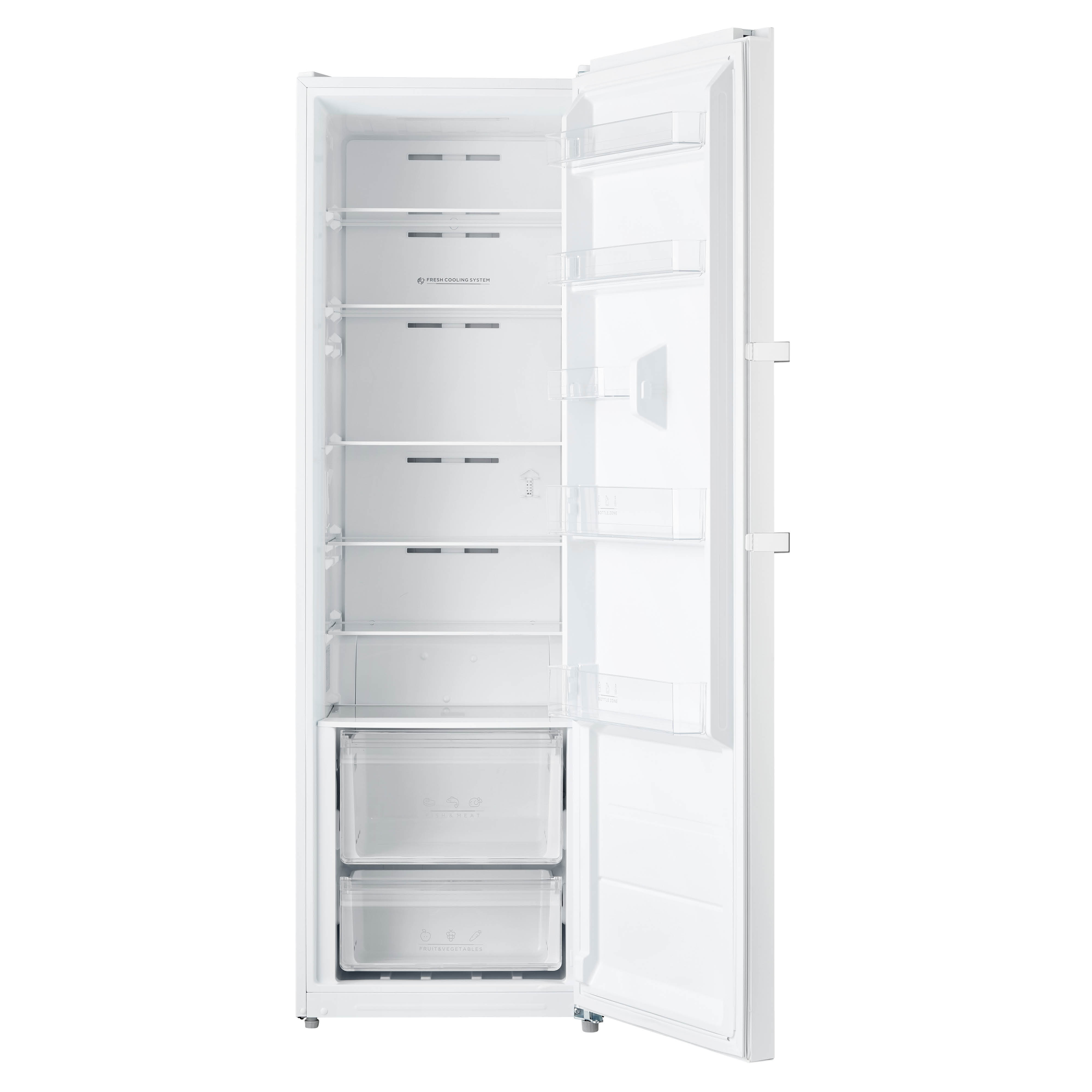 Witte koelkast met open deur, meerdere planken en laden.