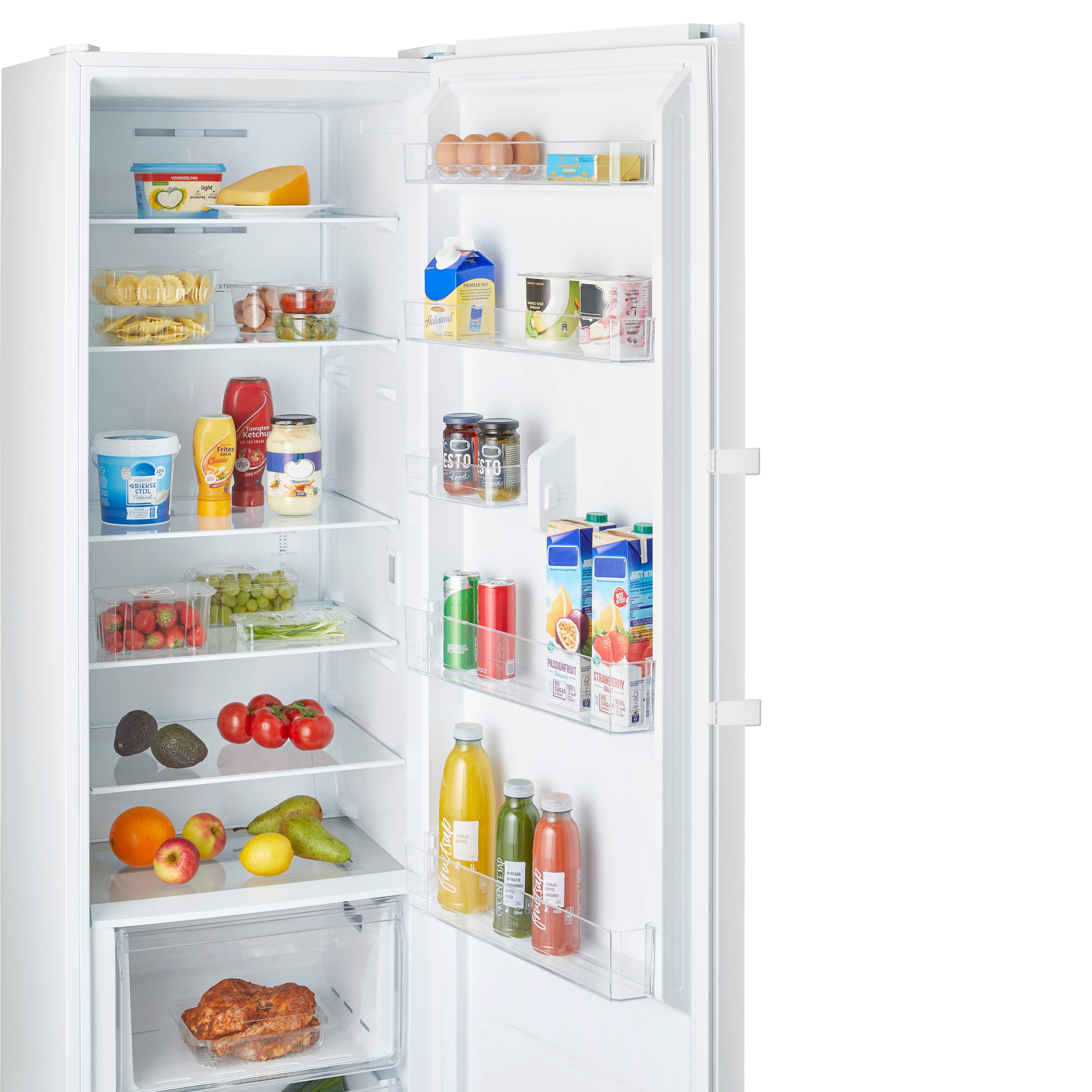 Interieur van een koelkast met voedingsmiddelen: yoghurt, sap, eieren, fruit en kruiden.