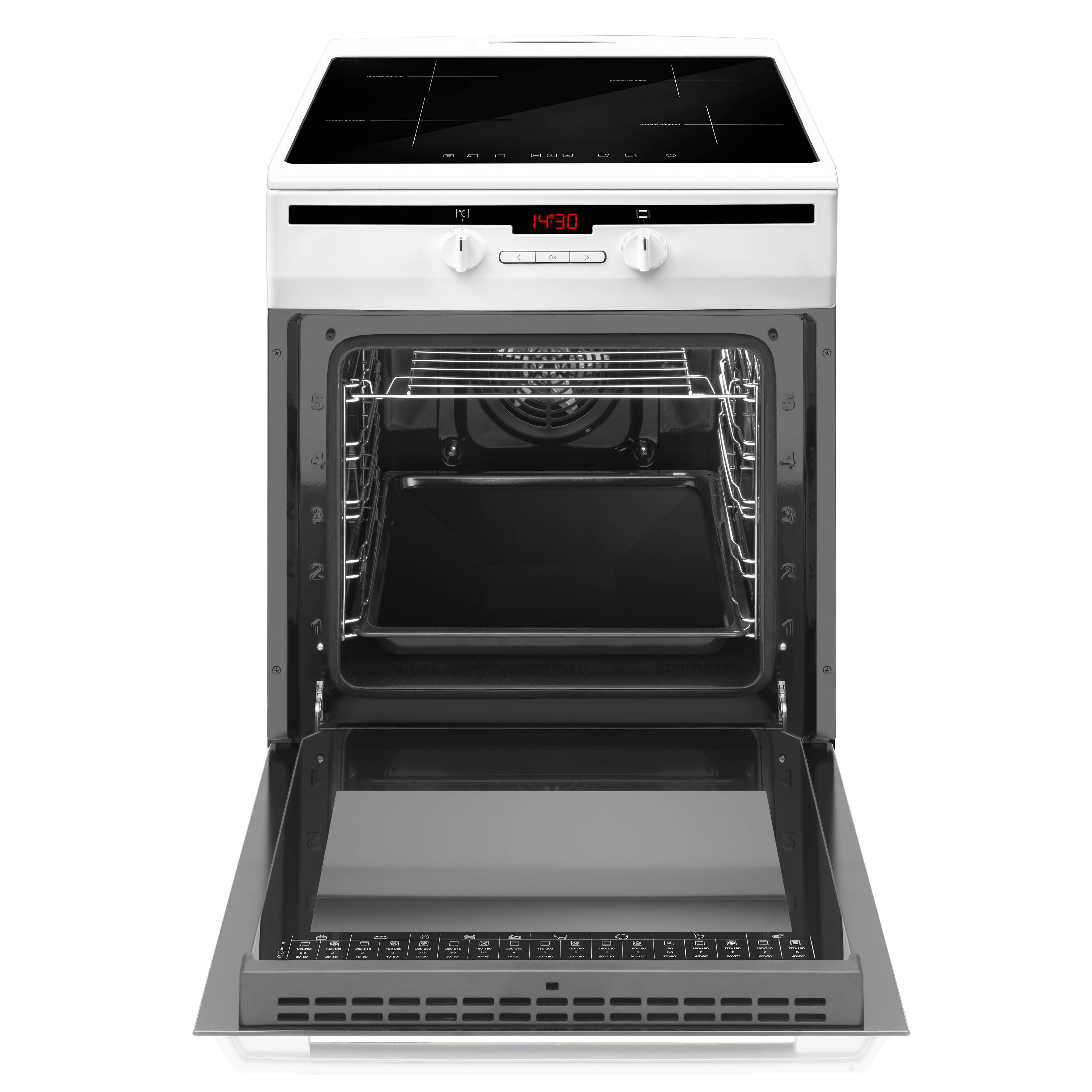 Witte oven met de deur open. Interieur met roosters en een bakplaat. Zwart kookveld erboven.