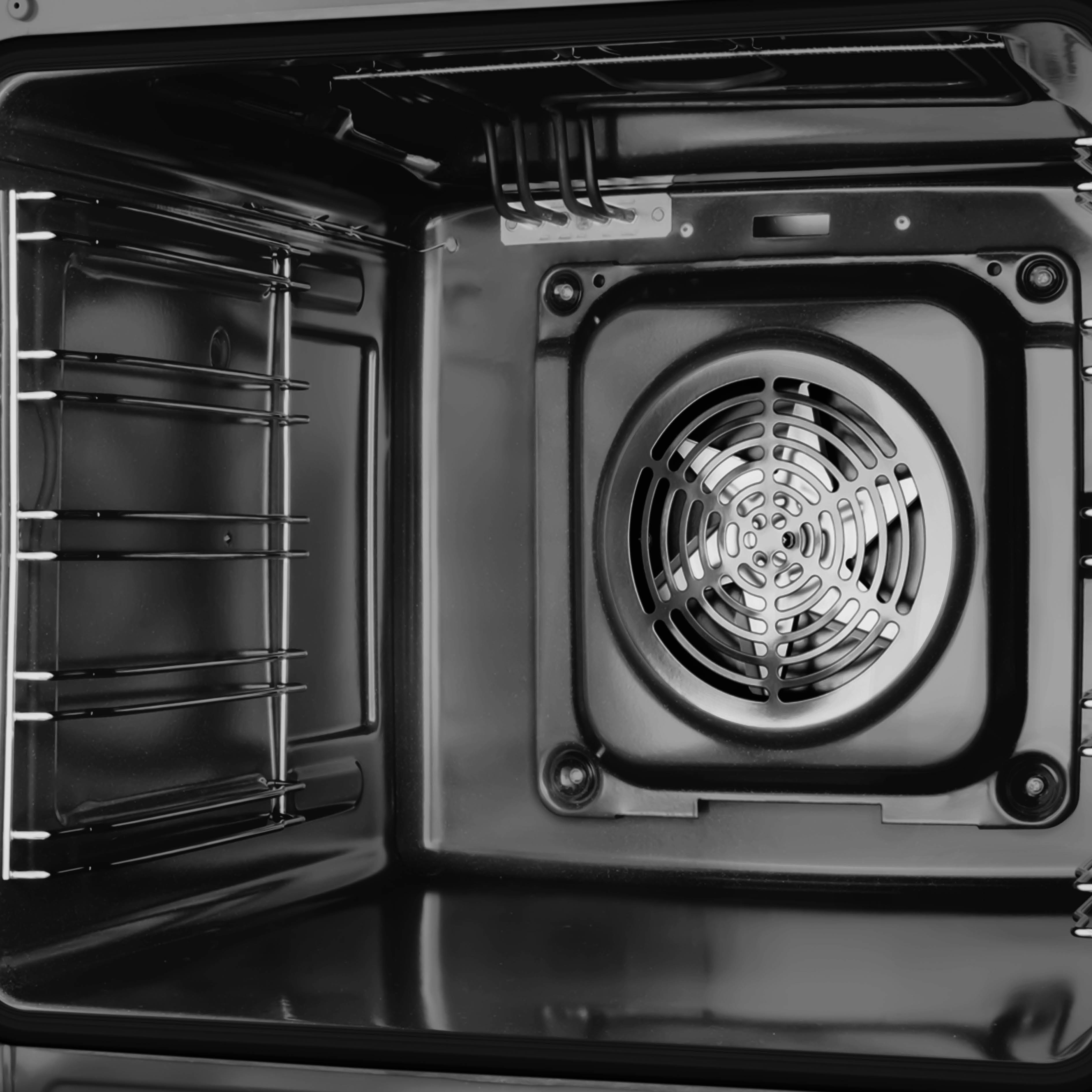 De binnenkant van een oven, met de ventilator en de roosters, allemaal zwart.