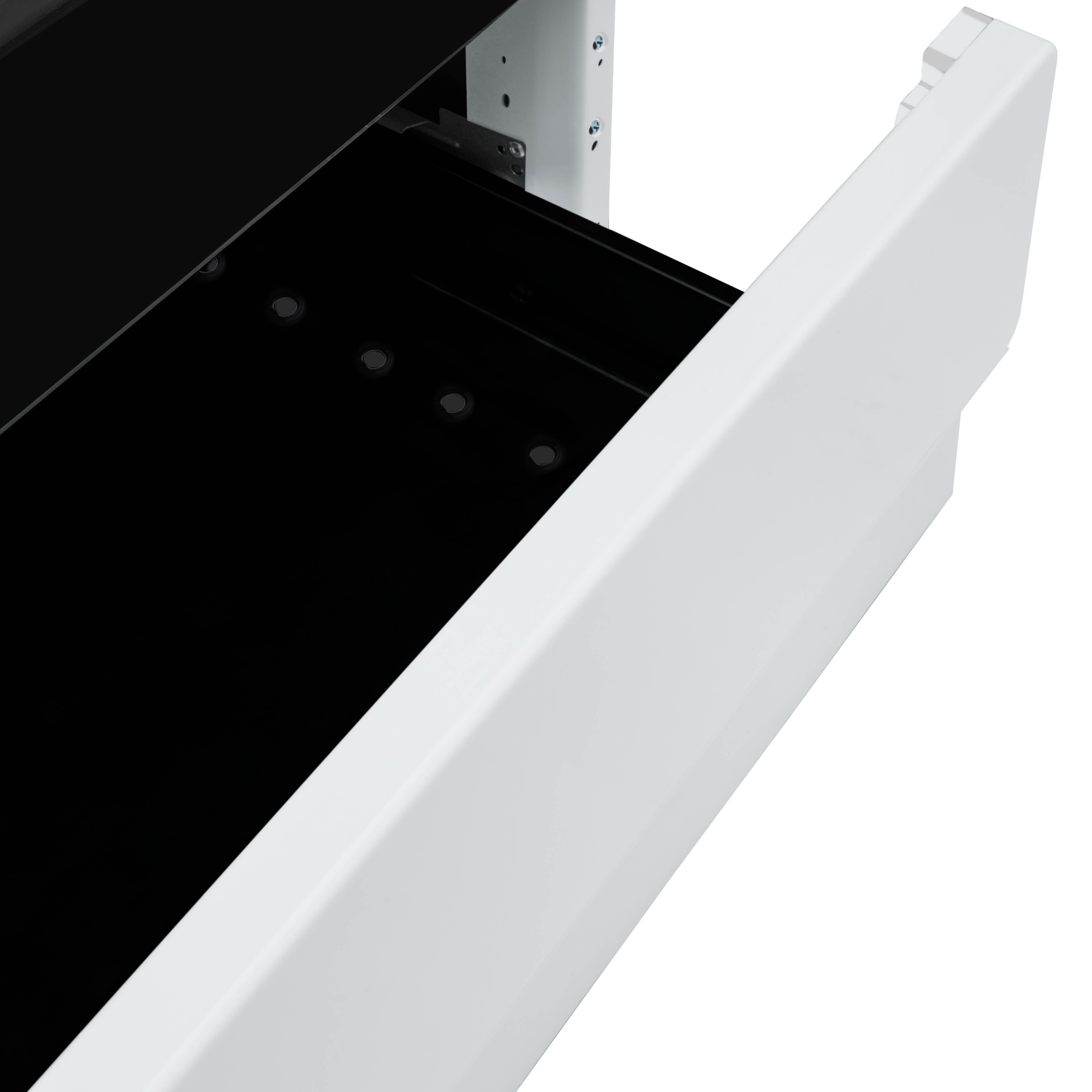 Een witte lade is gedeeltelijk open en onthult een zwart interieur met metalen armaturen.