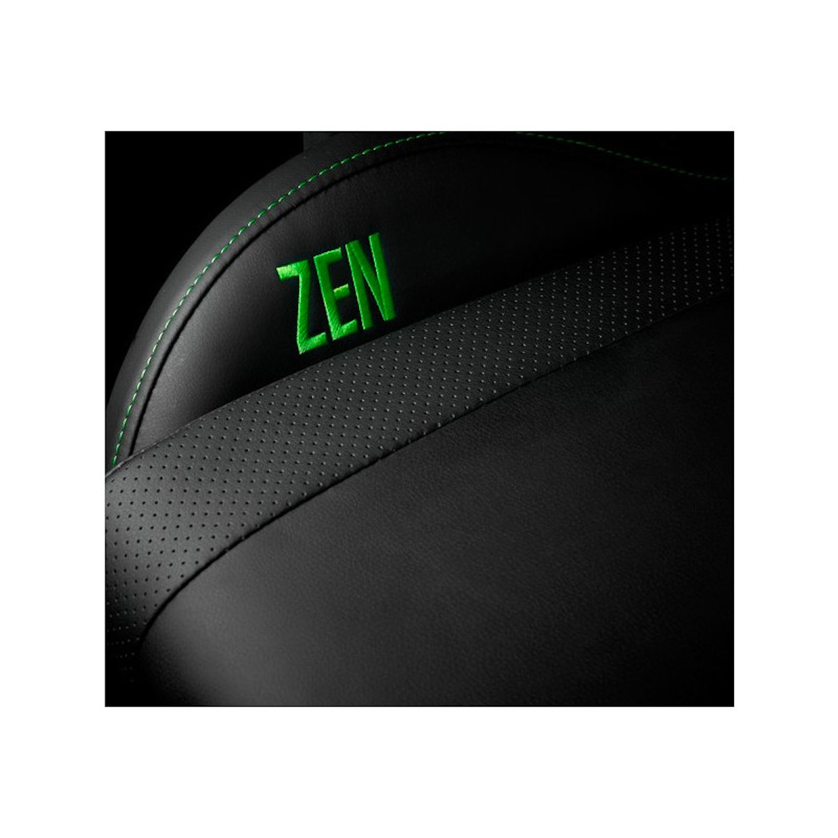 Zwarte leren stoel met groene stiksels en het woord "ZEN" op de rug.