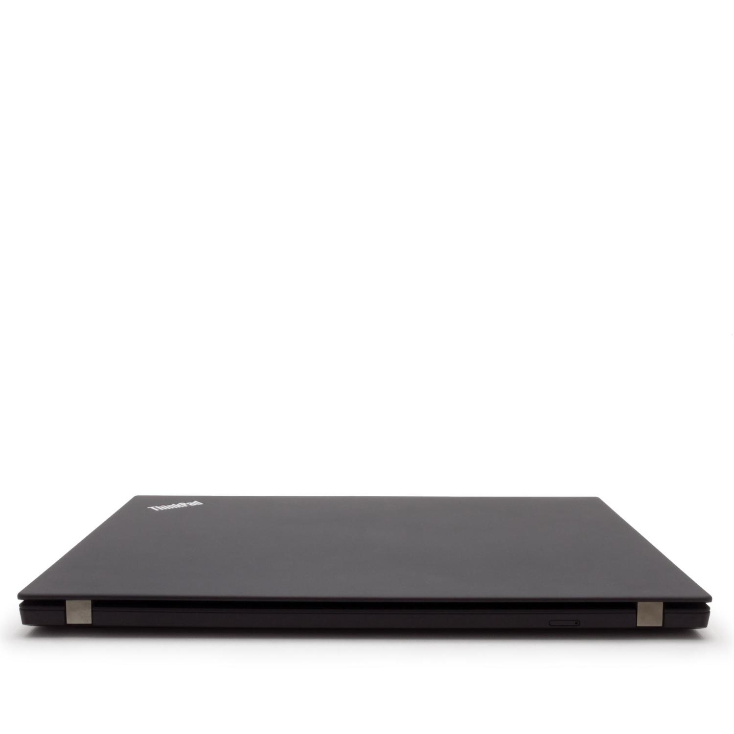 Ein schwarzes ThinkPad-Laptop, geschlossen, von vorne betrachtet, vor weißem Hintergrund.
