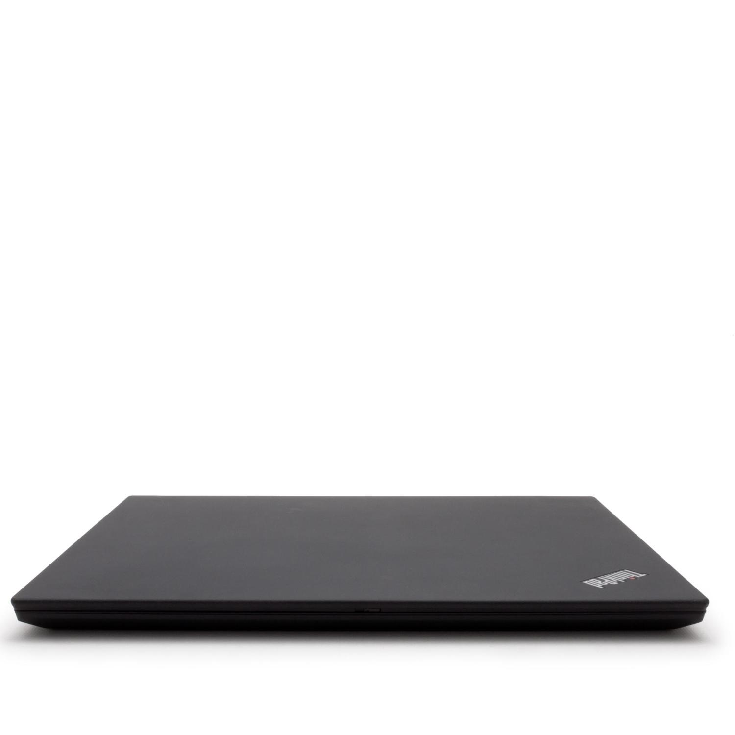 Ein geschlossener schwarzer Laptop wird von der Seite betrachtet auf einer weißen Oberfläche gezeigt.