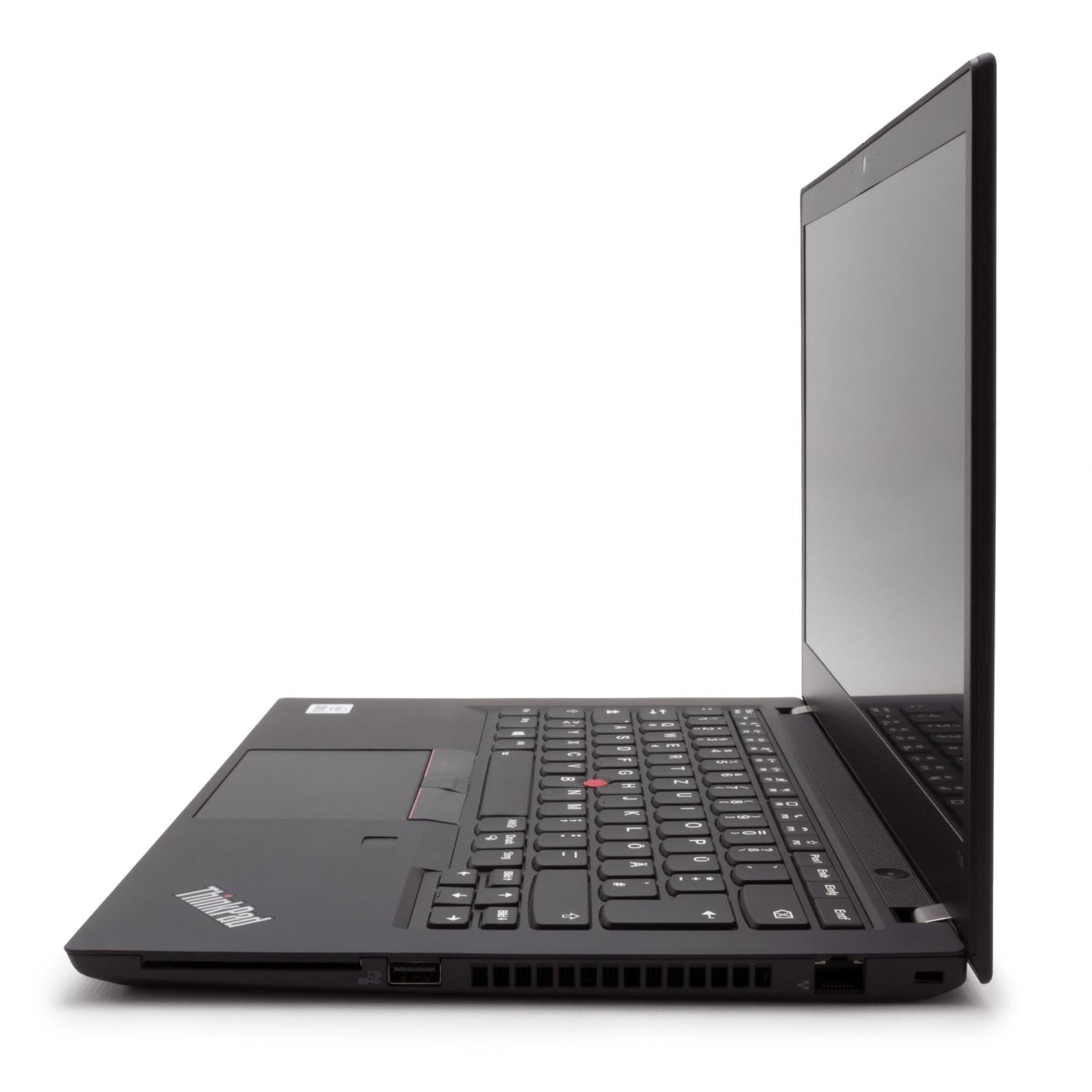 Ein schwarzer Laptop im Profil auf weißem Hintergrund. Der Bildschirm ist geöffnet.