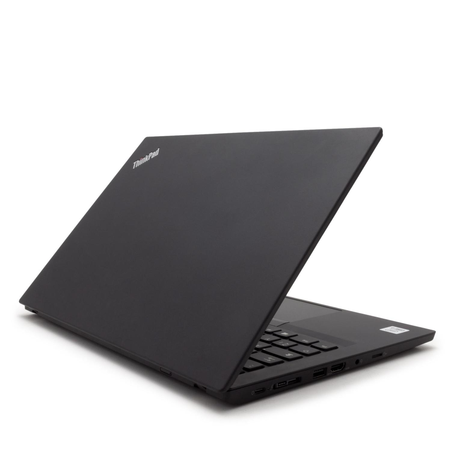 Ein schwarzes ThinkPad-Laptop, in einem Winkel geöffnet, auf einer weißen Oberfläche.