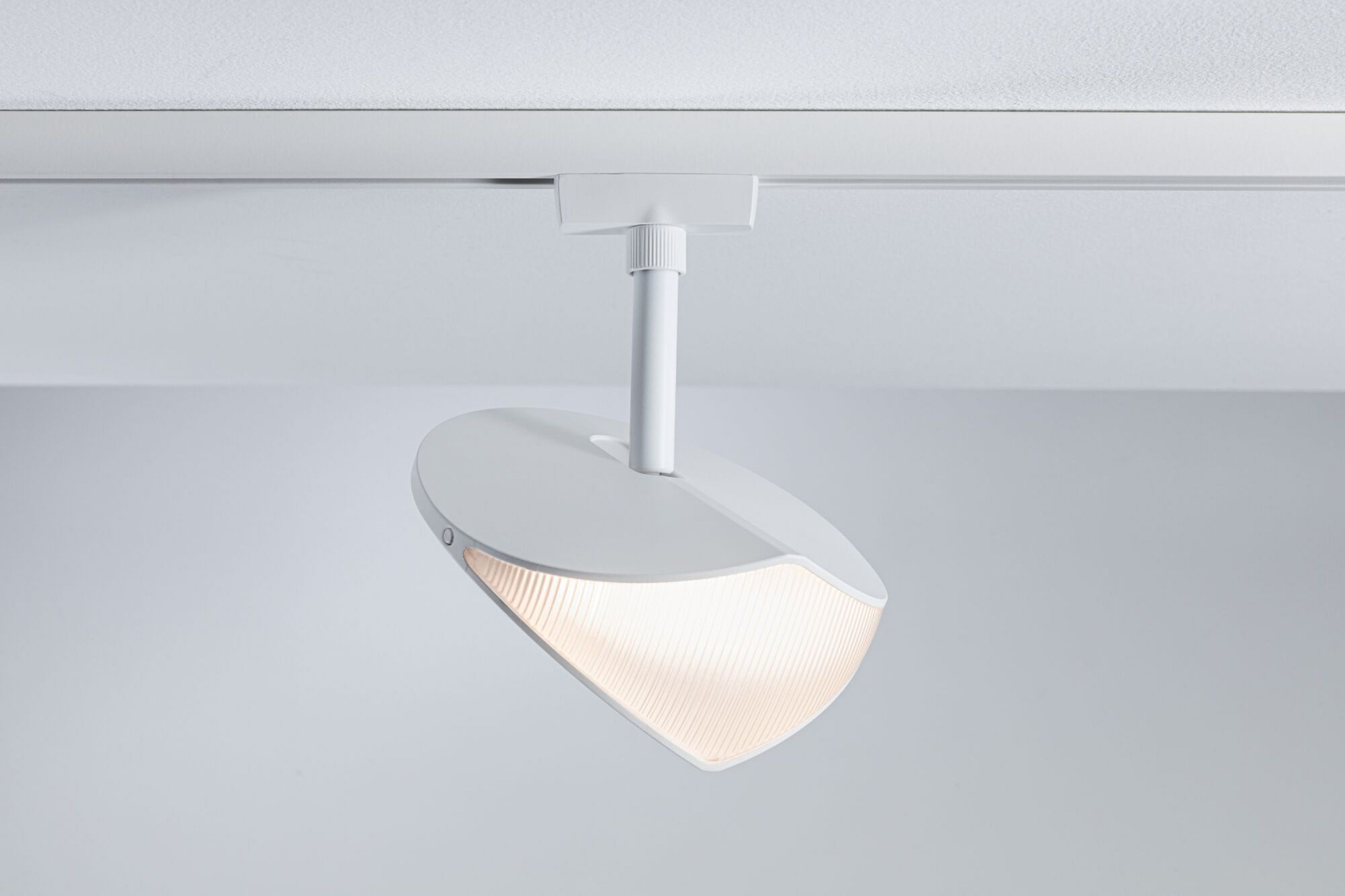 Weiße moderne Schienenbeleuchtung, oval geformt mit Licht.