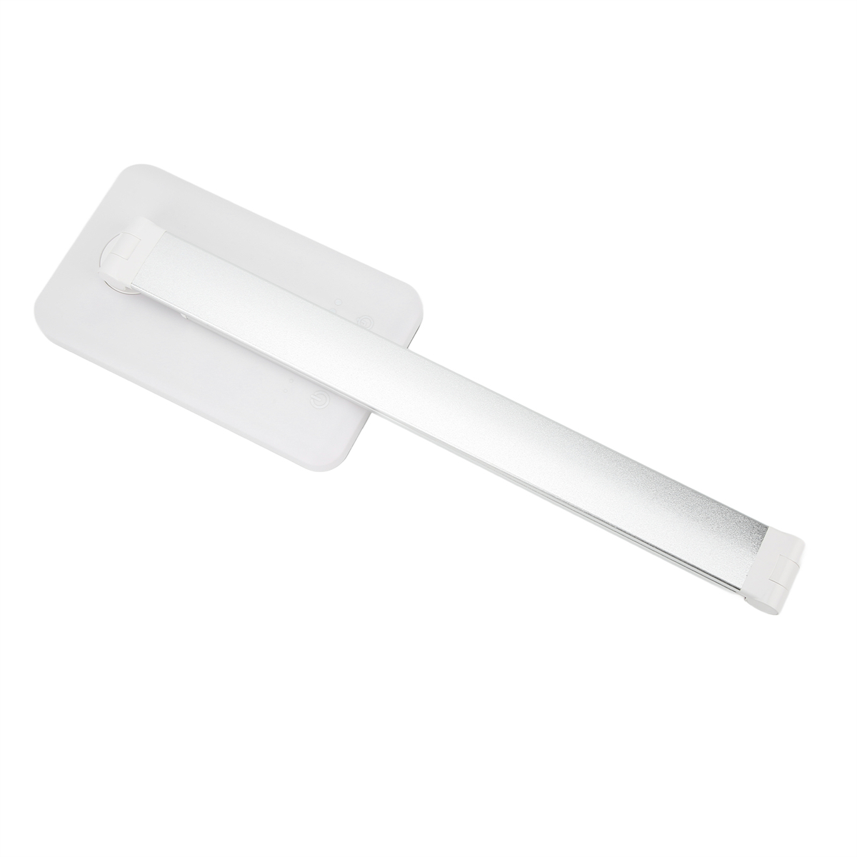 Weiße und silberne LED-Schreibtischlampe, angewinkelte Ansicht, auf weißer Oberfläche.