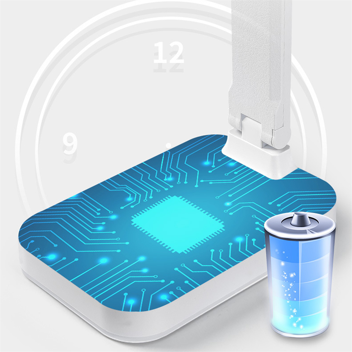Blaues Leiterplattendesign mit weißer Antenne und blauem Batteriesymbol. Eine Uhr im Hintergrund.