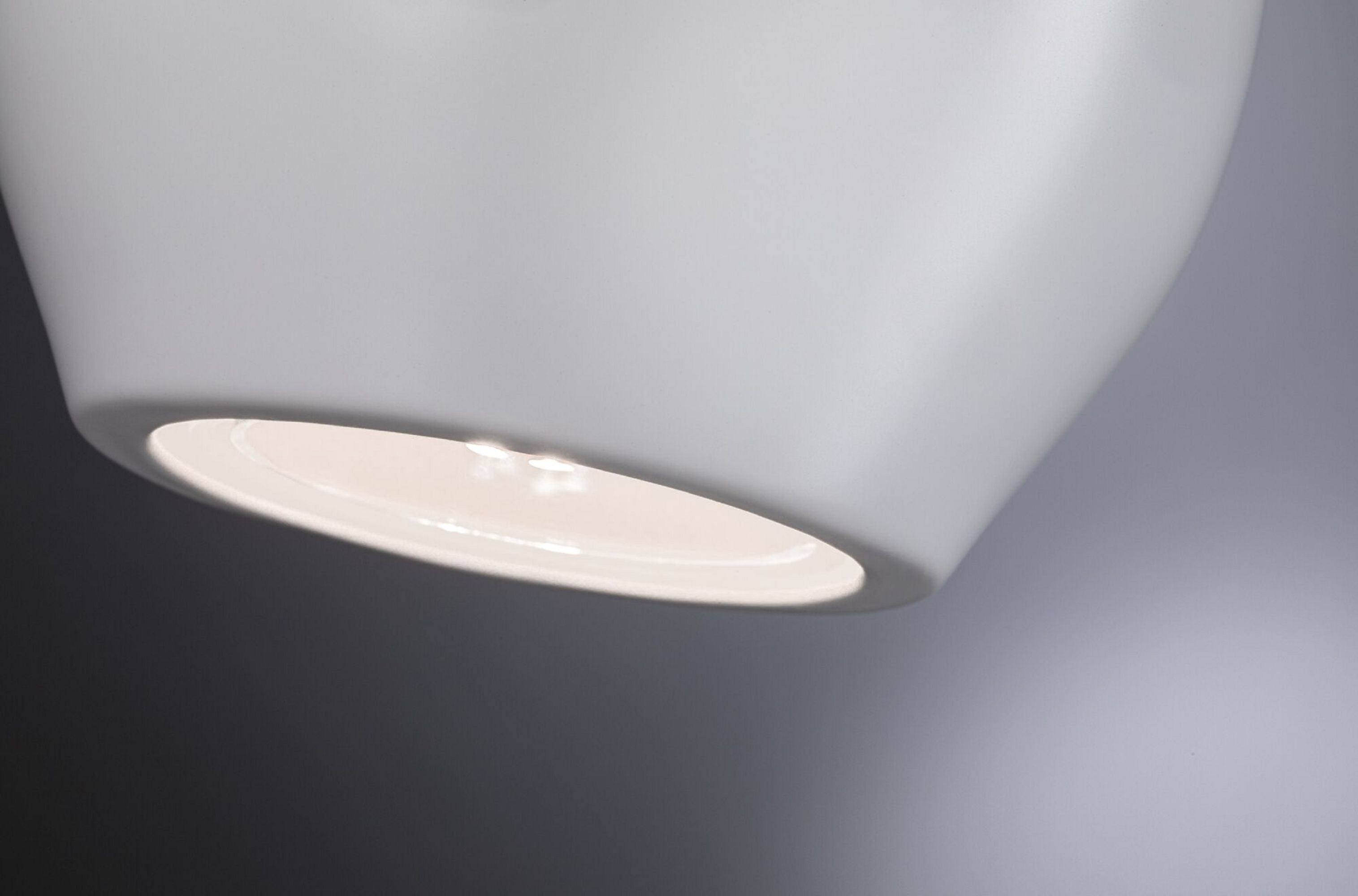 Weiße, tropfenförmige Leuchte, Unteransicht, mit sichtbarer Lichtquelle.
