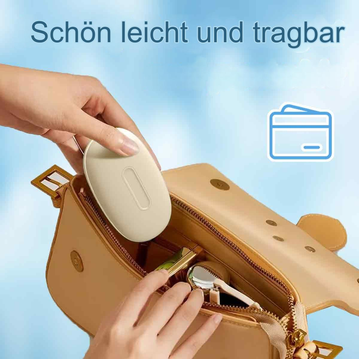 Hand einer Frau, die eine kleine Hülle in eine beige Handtasche legt. Kreditkarte und Kopfhörer sichtbar.