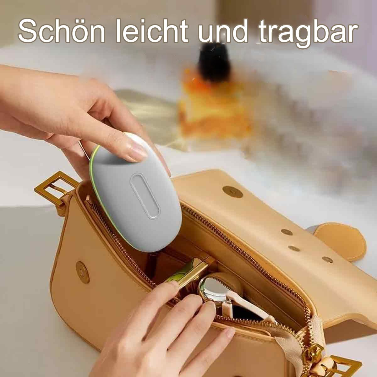 Eine Person legt ein kleines, weißes Gerät in eine beige Handtasche. Andere Gegenstände sind sichtbar.