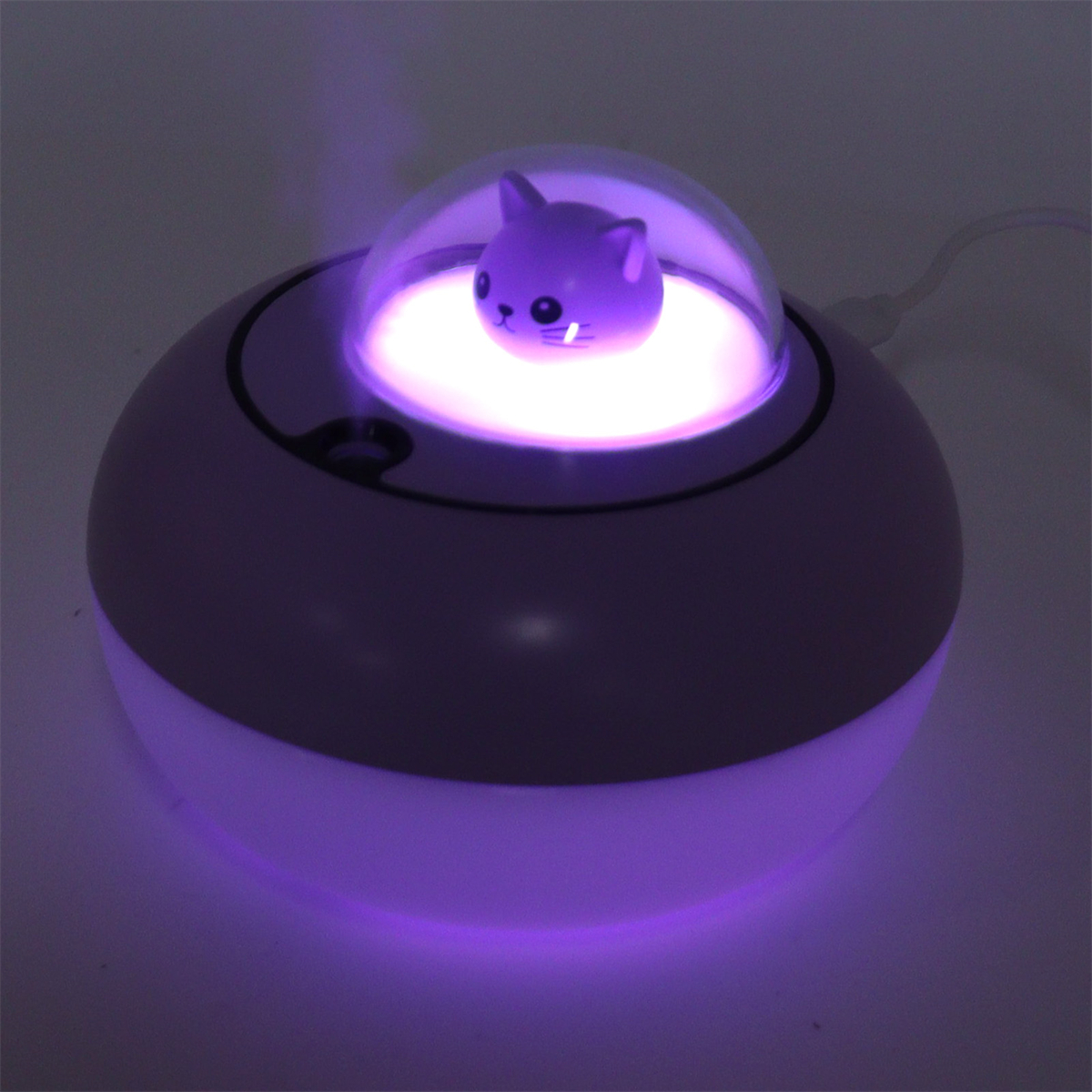 Ein Luftbefeuchter mit Katzenfigur oben, die lila Licht ausstrahlt.