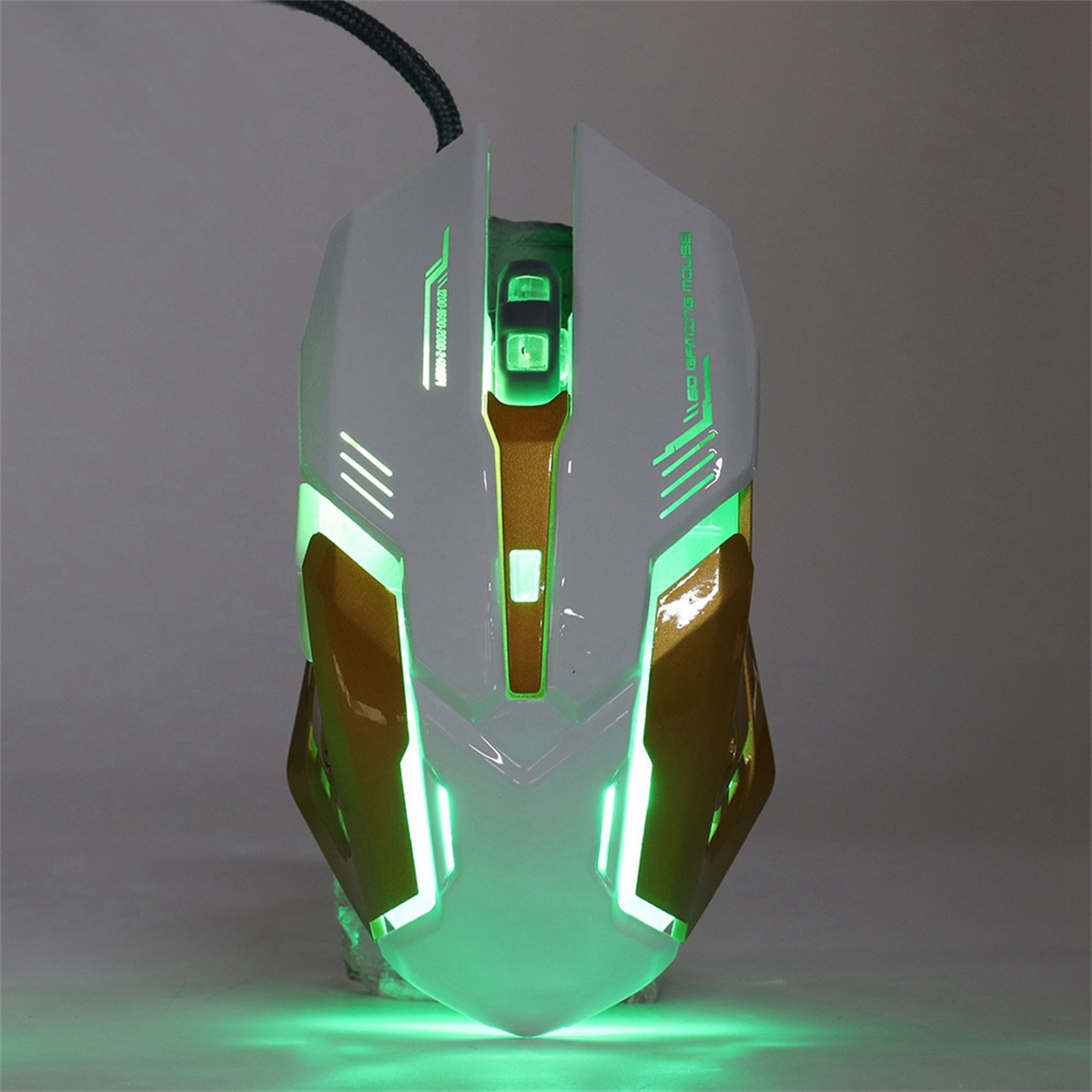 Weiße und goldene Gaming-Maus mit grünen Lichtern und einem schwarzen Kabel.
